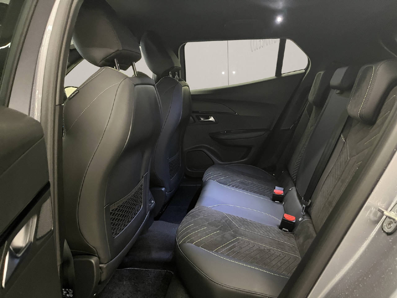 PEUGEOT 2008 1.2 Hybrid 145 GT-image-10
