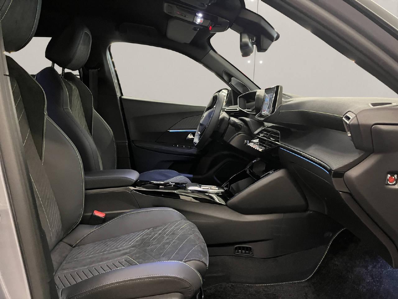 PEUGEOT 2008 1.2 Hybrid 145 GT-image-11