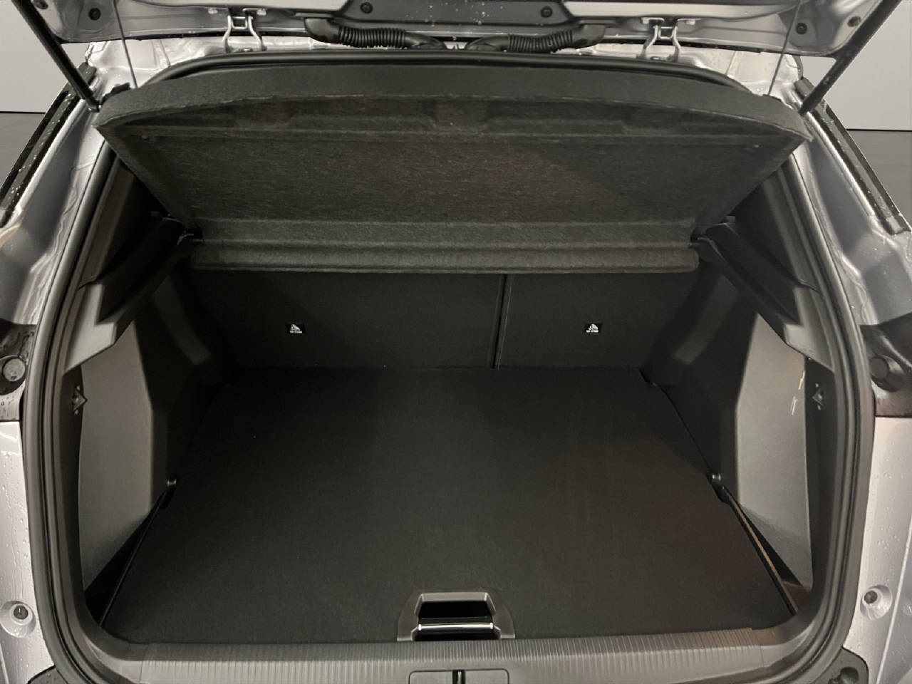 PEUGEOT 2008 1.2 Hybrid 145 GT-image-12