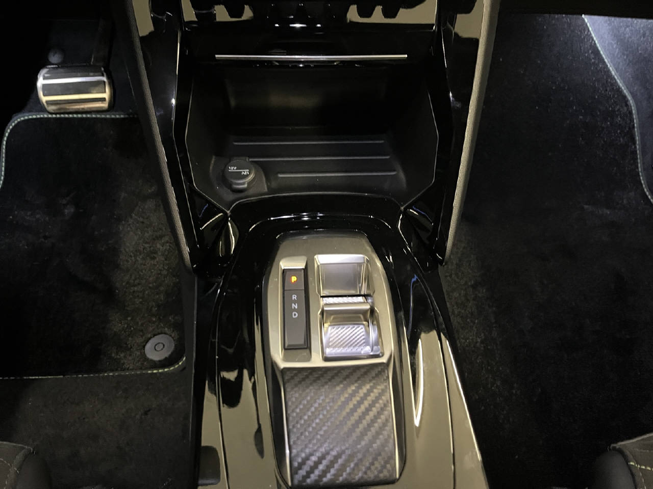 PEUGEOT 2008 1.2 Hybrid 145 GT-image-8