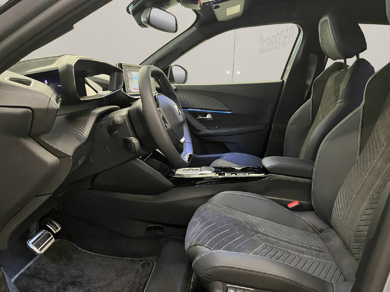 PEUGEOT 2008 1.2 Hybrid 145 GT-image-4