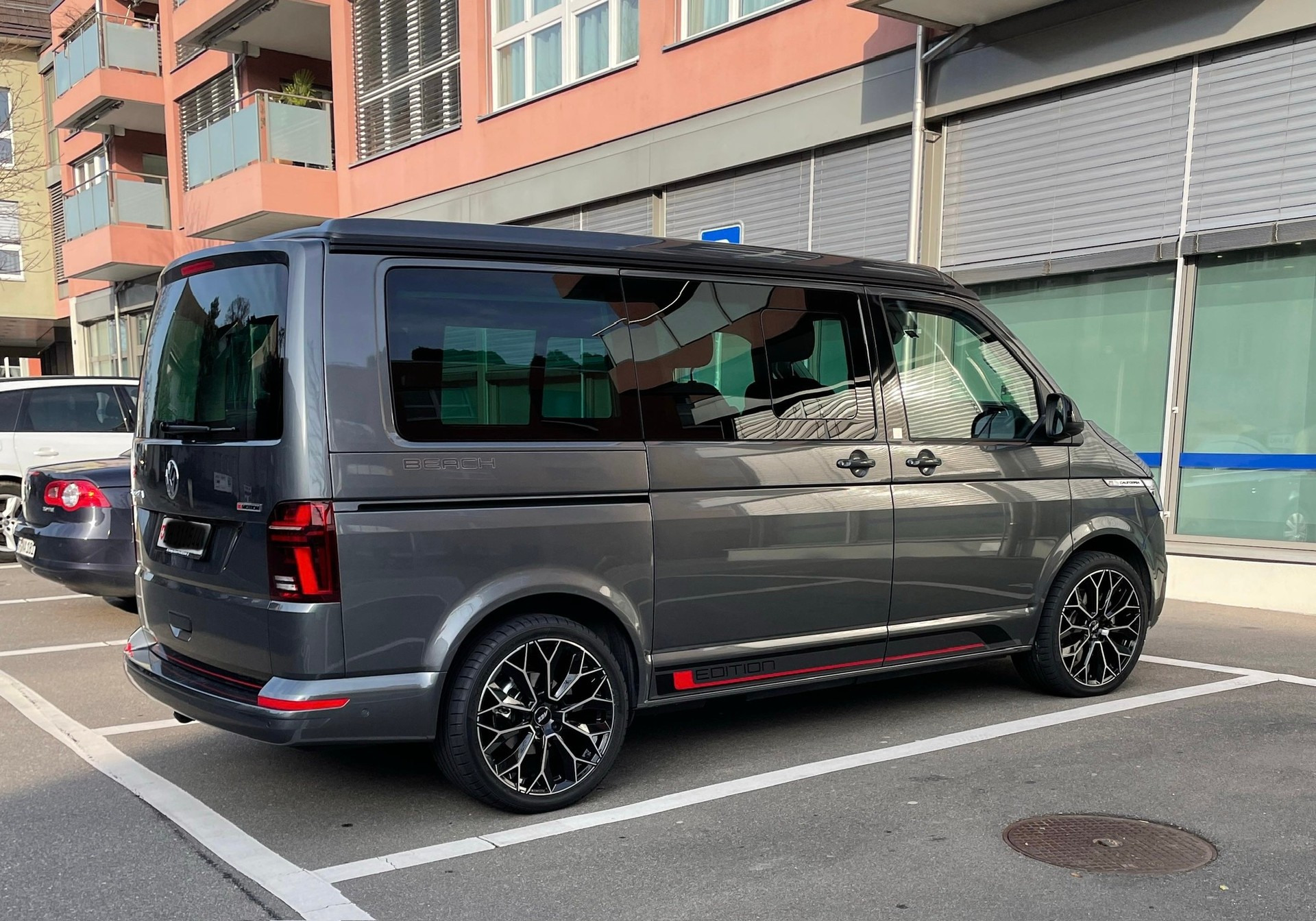 VW T6.1 Beach Edition Spirit DSG 4 Motion-image-2
