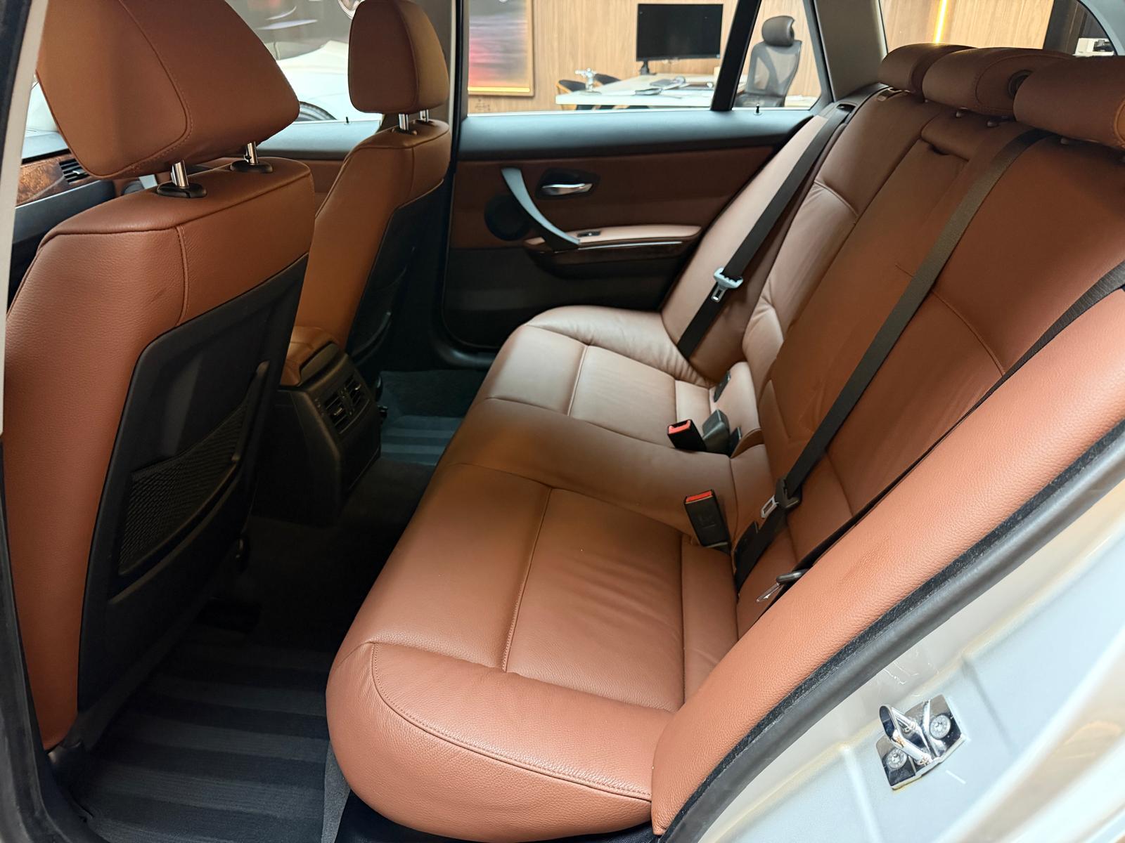 BMW 325i Touring-image-17