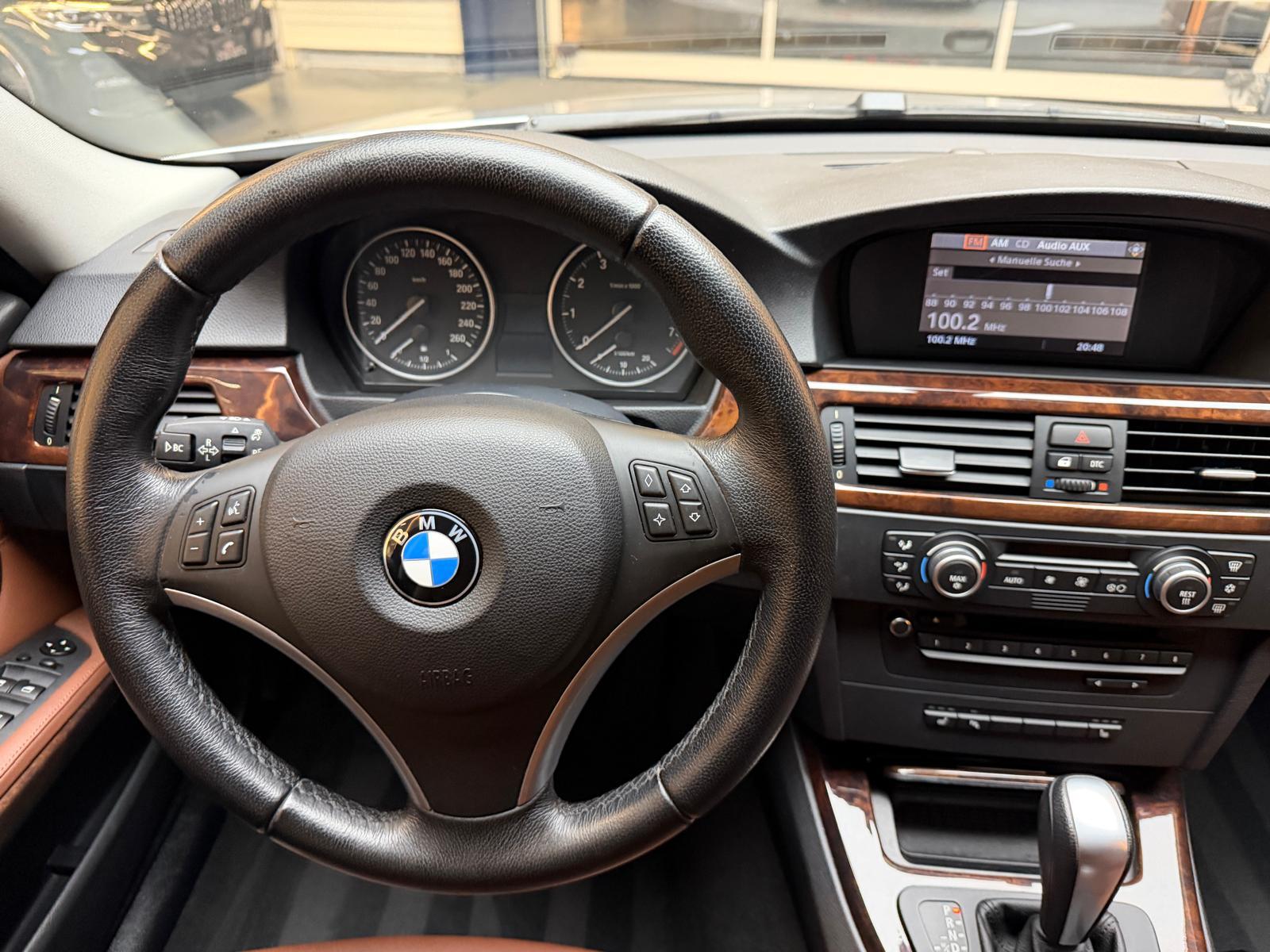BMW 325i Touring-image-12