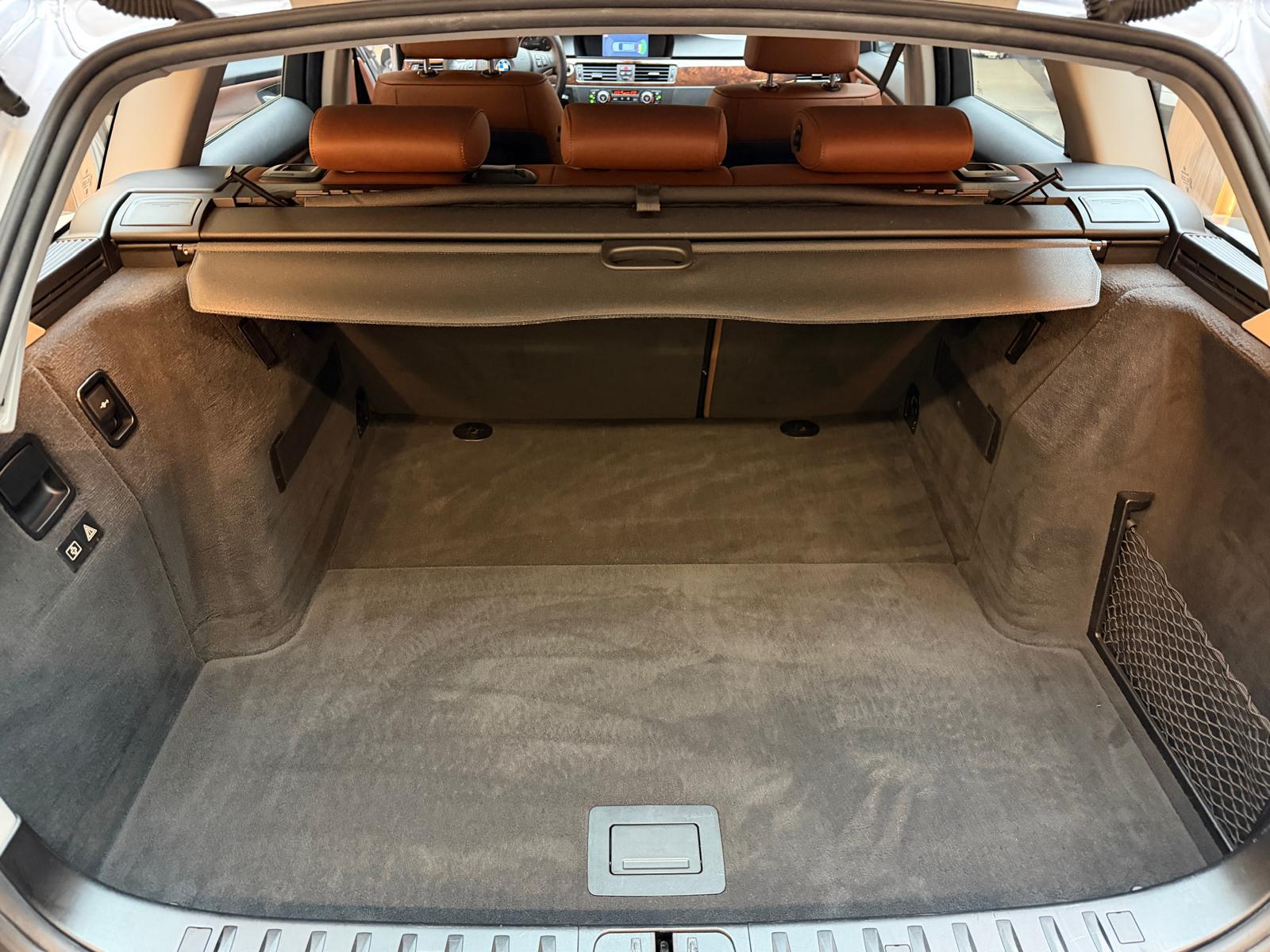 BMW 325i Touring-image-10