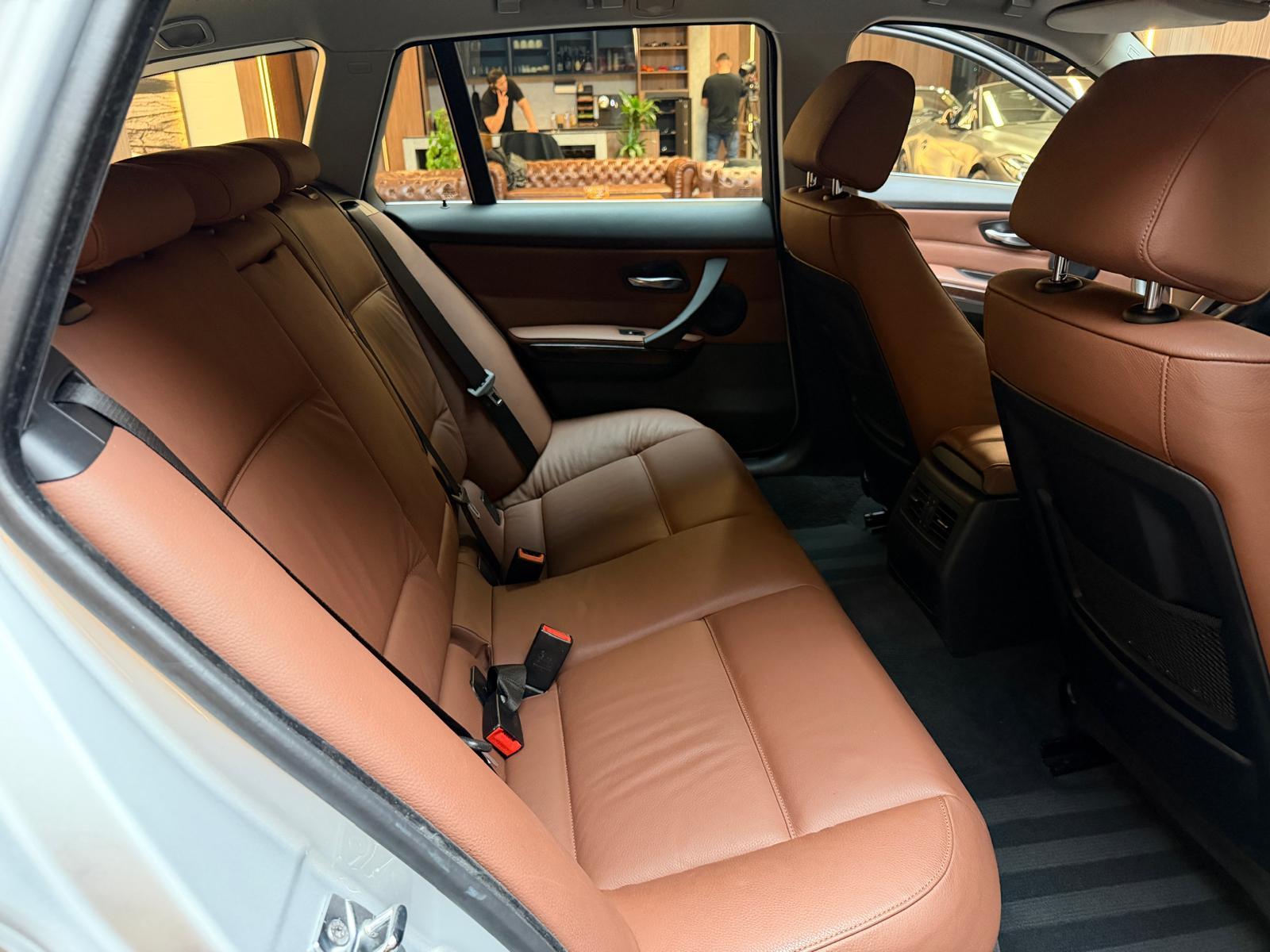 BMW 325i Touring-image-16