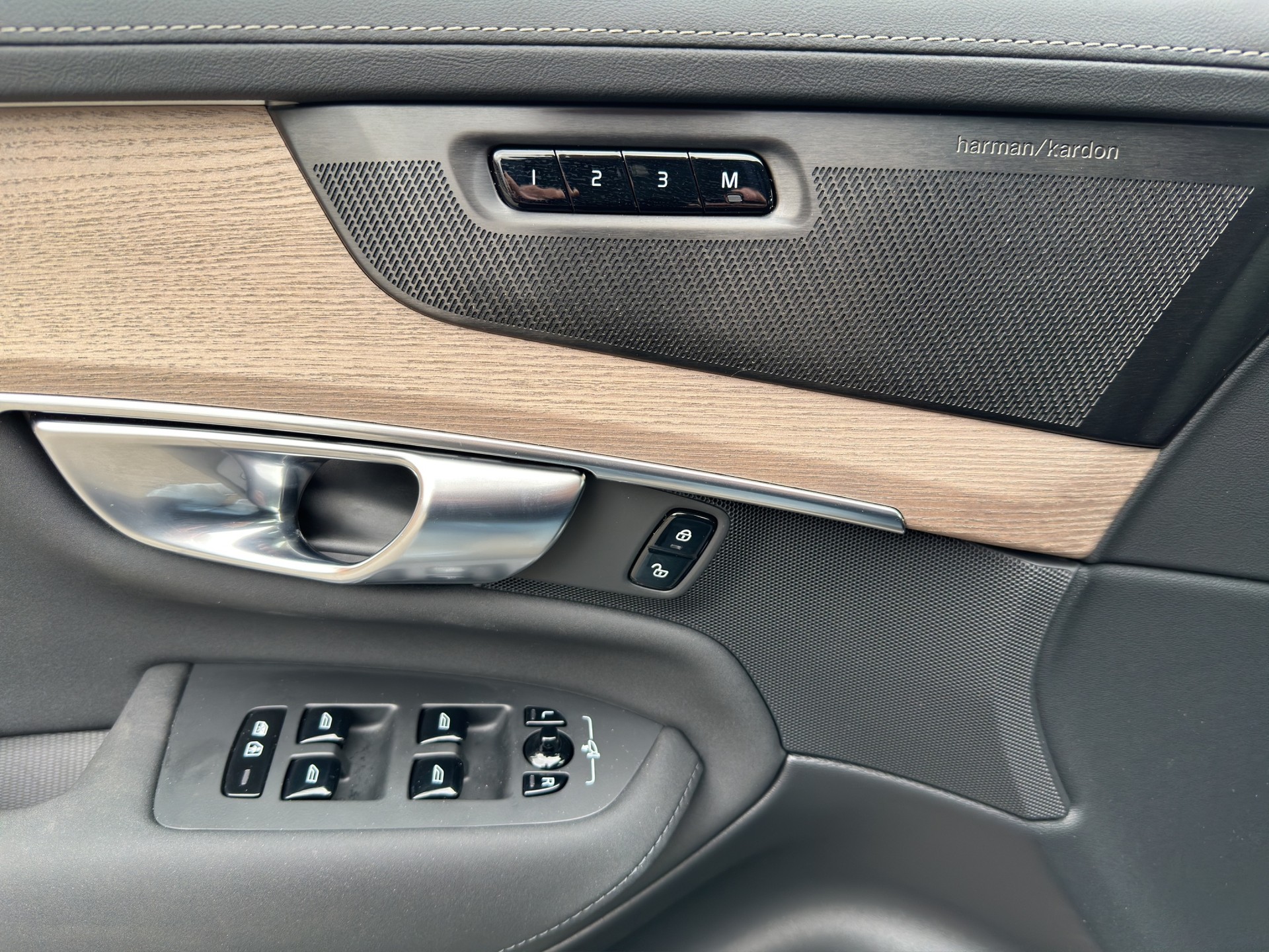 VOLVO XC90 T8e AWD Plus Dark PluginHybrid Geartronic-image-9