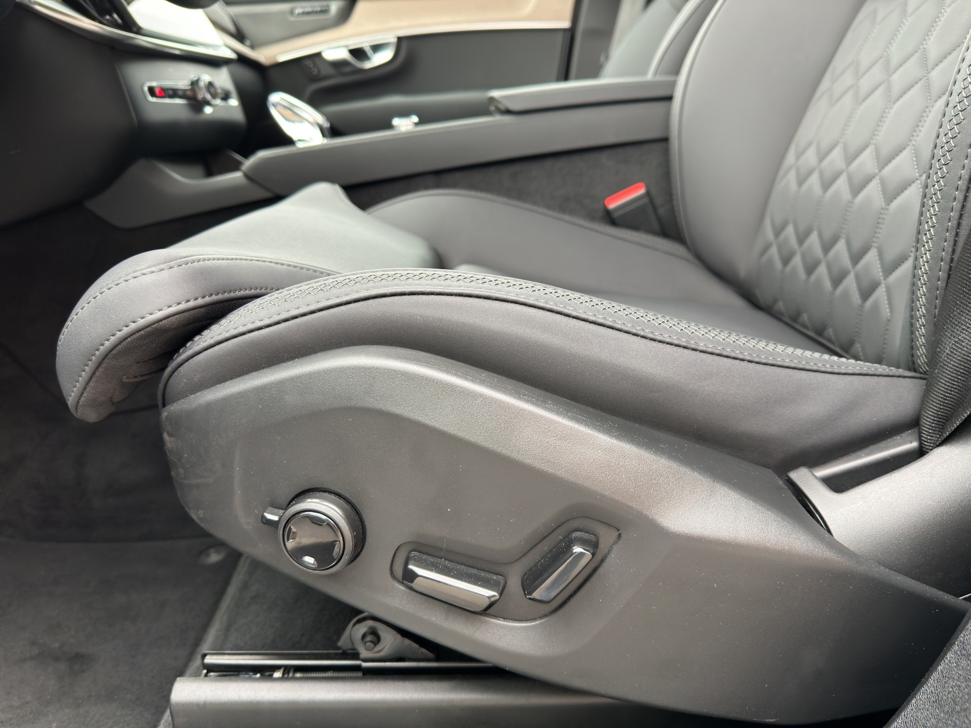 VOLVO XC90 T8e AWD Plus Dark PluginHybrid Geartronic-image-10