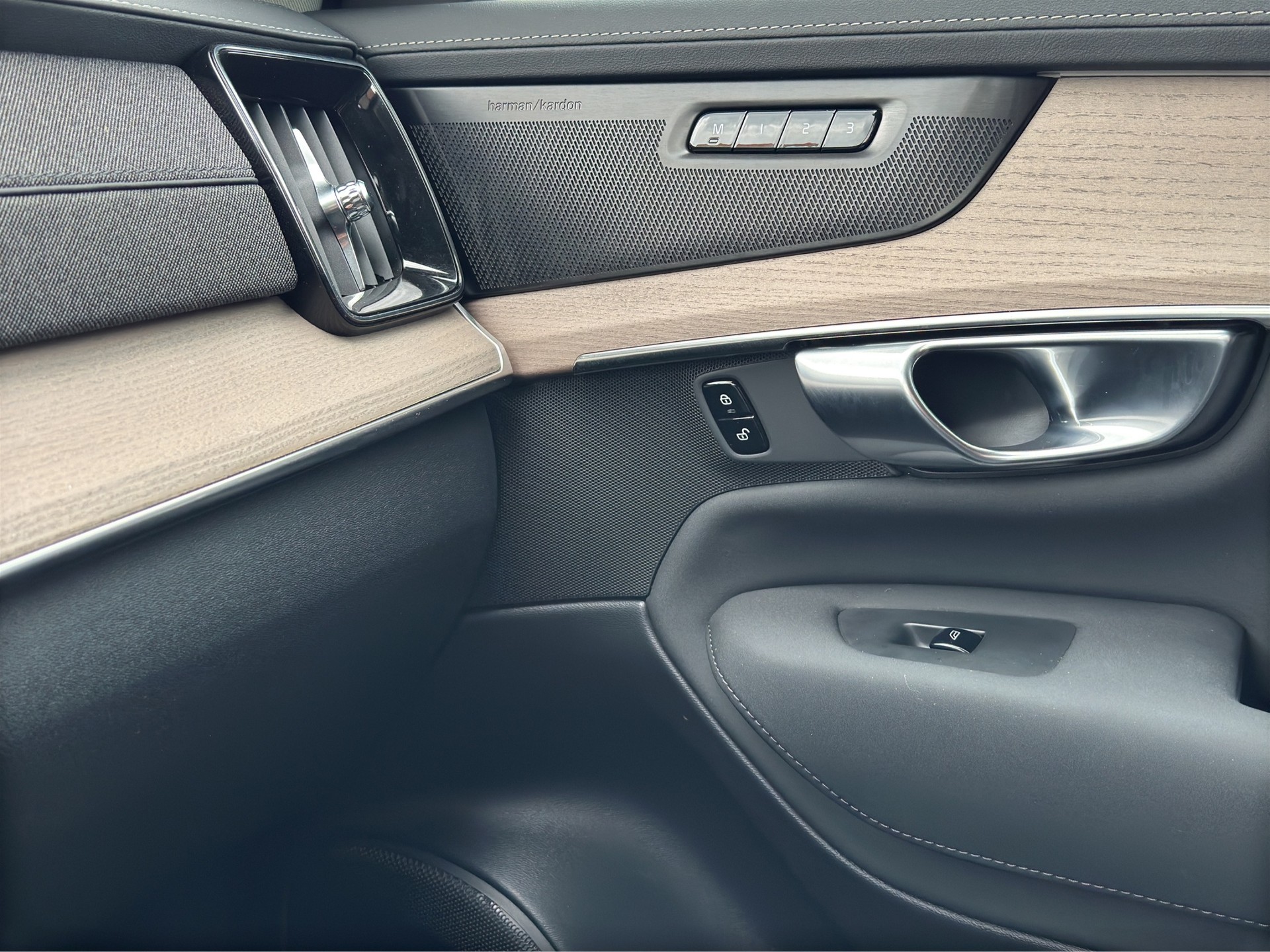 VOLVO XC90 T8e AWD Plus Dark PluginHybrid Geartronic-image-17