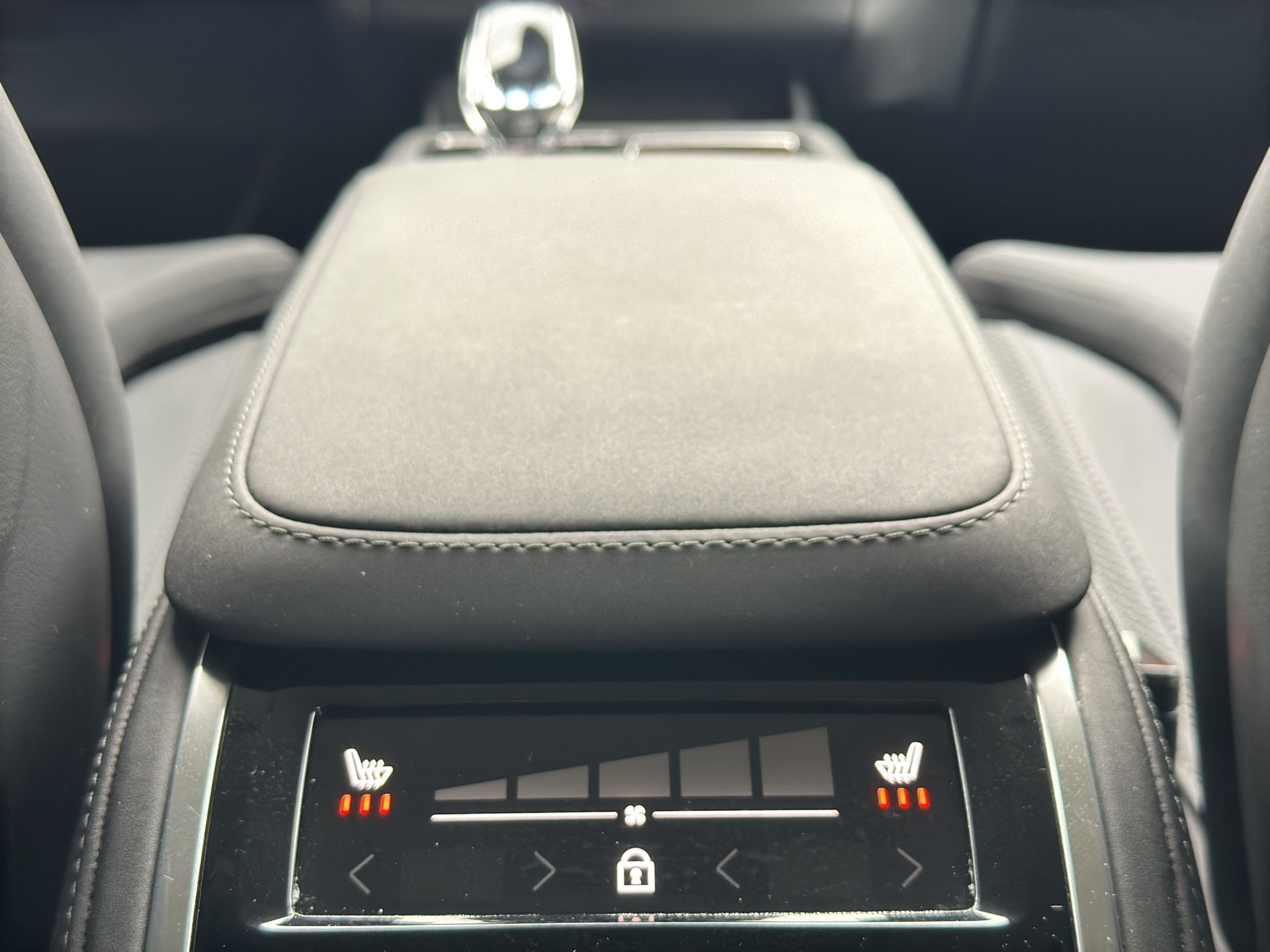 VOLVO XC90 T8e AWD Plus Dark PluginHybrid Geartronic-image-18