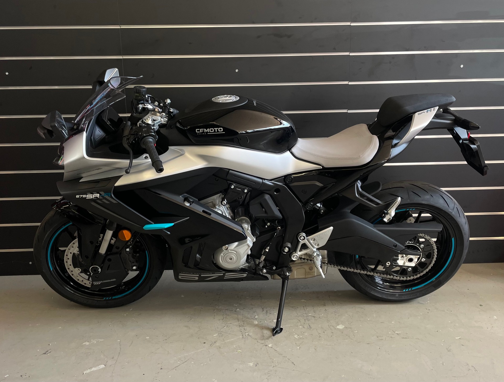CF MOTO 675SR-R Nebula Black-showroom-element-1