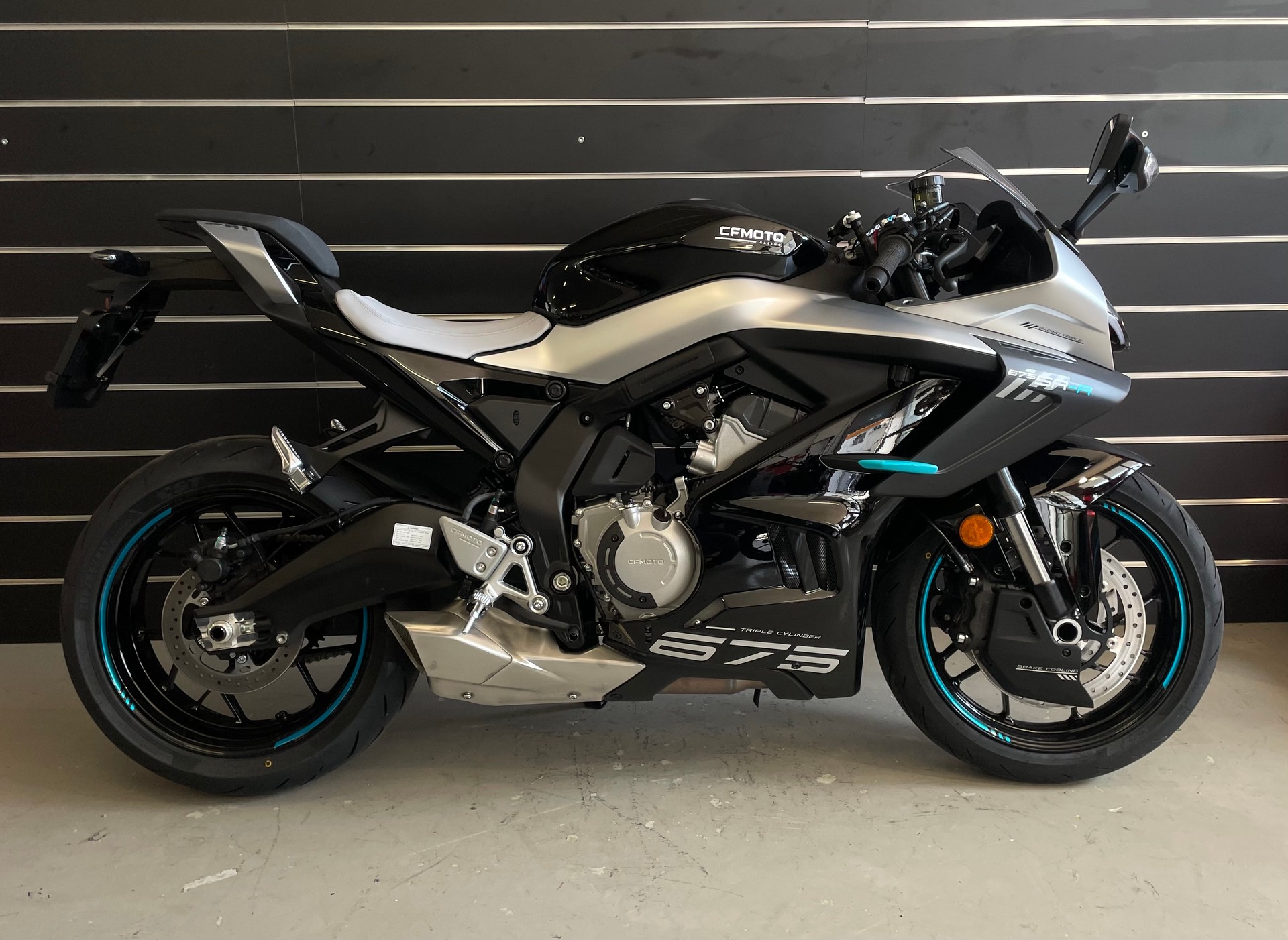 CF MOTO 675SR-R Nebula Black