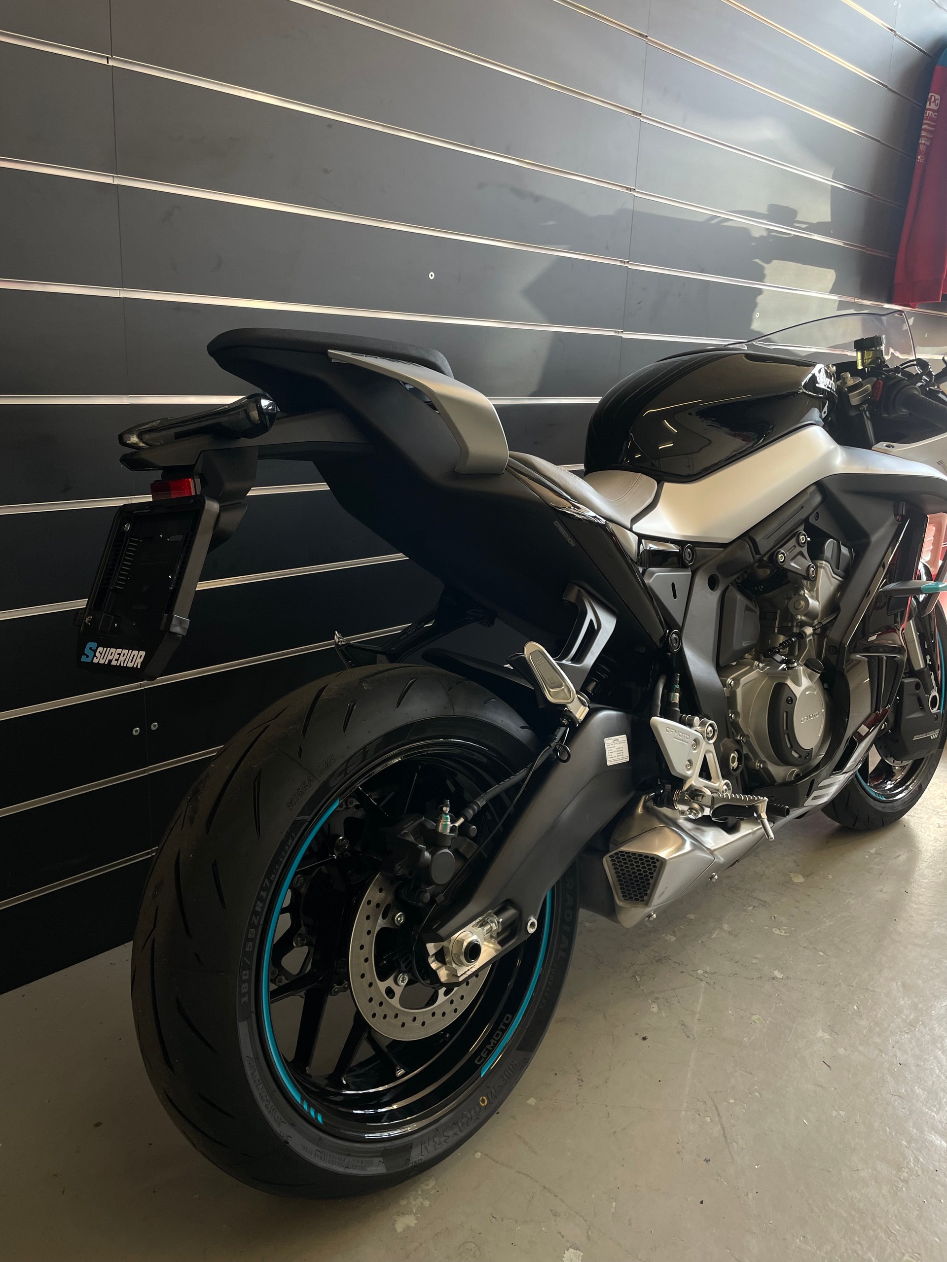CF MOTO 675SR-R Nebula Black-showroom-element-3