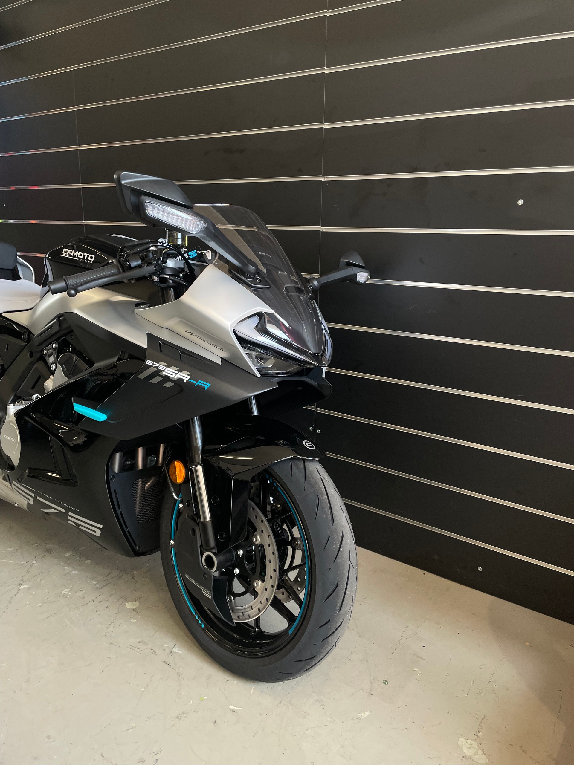 CF MOTO 675SR-R Nebula Black-showroom-element-2