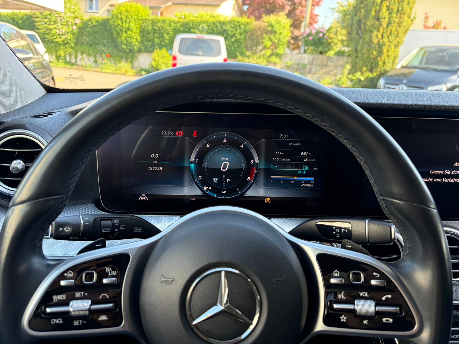 MERCEDES-BENZ E 220 d Avantgarde 4Matic 9G-Tronic-image-15