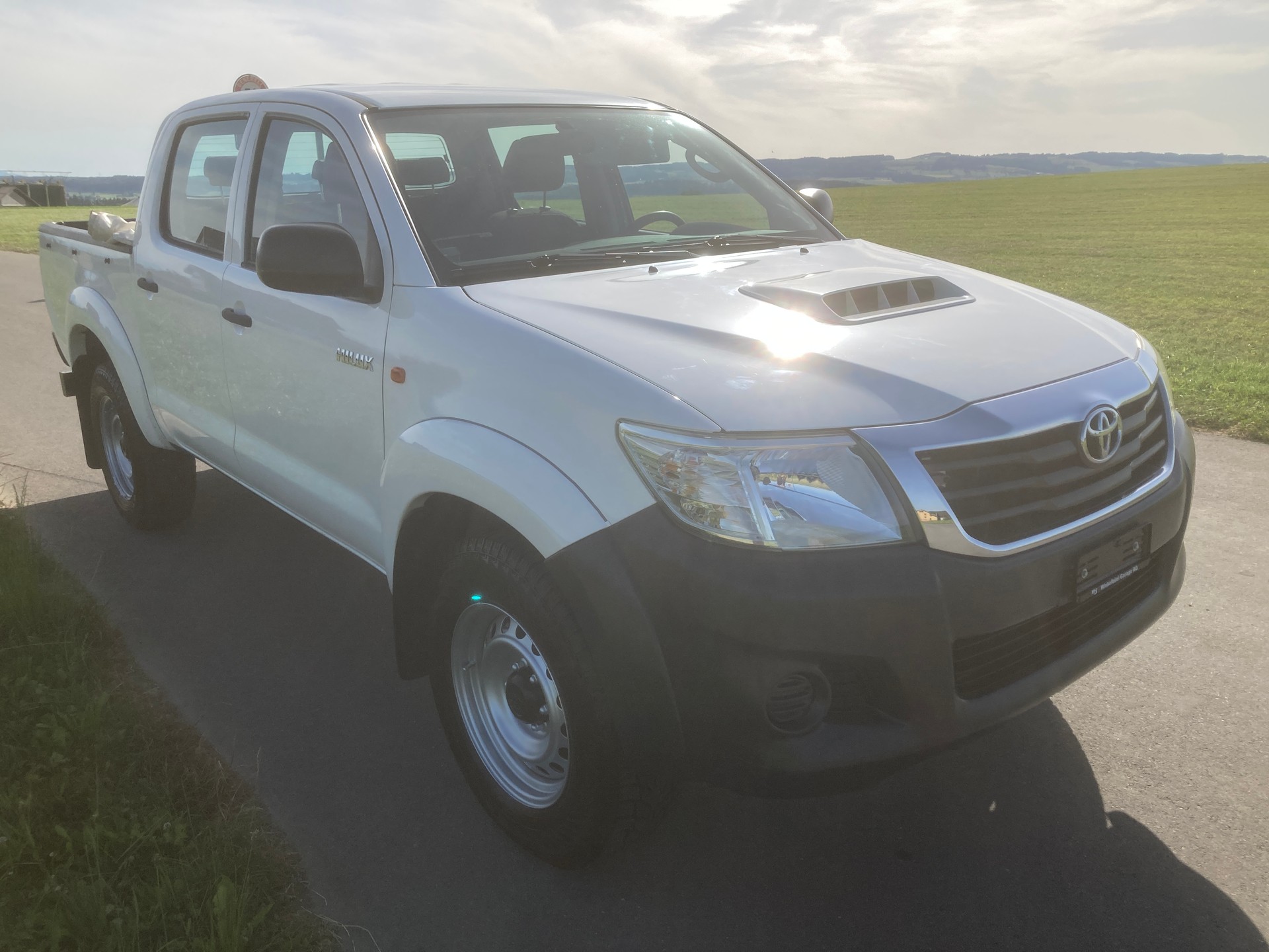 TOYOTA Hilux 2.5D 4WD Double Cab Luna mit Anhängerkupplung und Standheizung-image-1