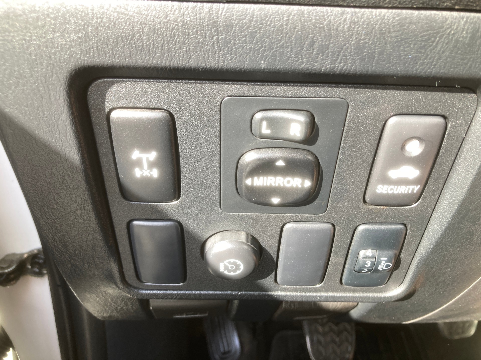 TOYOTA Hilux 2.5D 4WD Double Cab Luna mit Anhängerkupplung und Standheizung-image-11