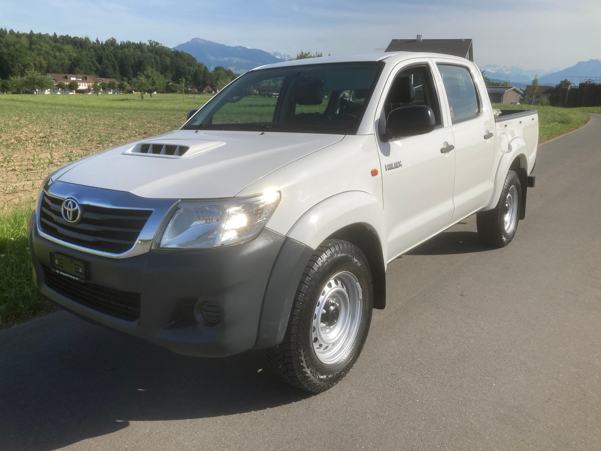 TOYOTA Hilux 2.5D 4WD Double Cab Luna mit Anhängerkupplung und Standheizung-image-0