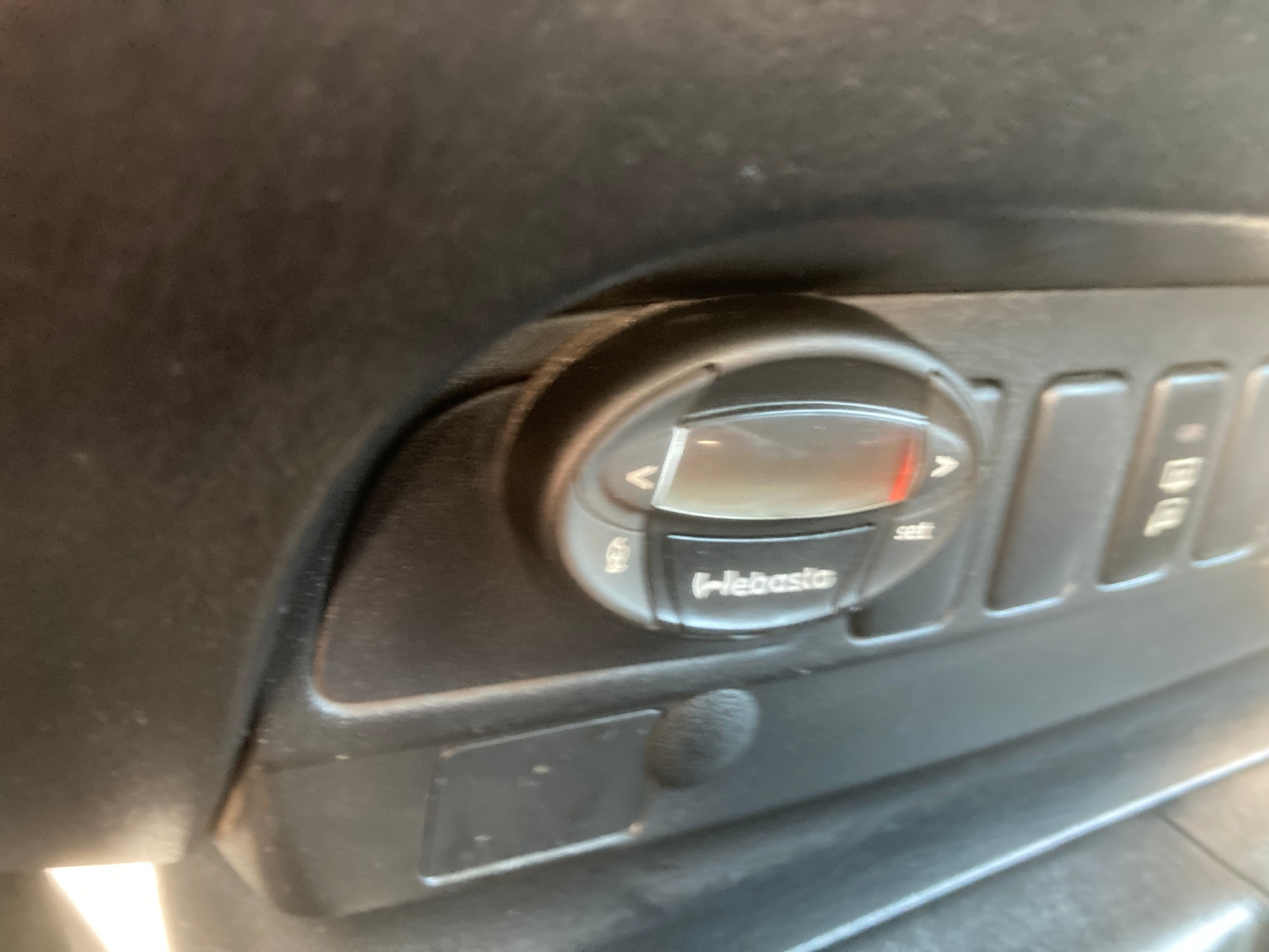 TOYOTA Hilux 2.5D 4WD Double Cab Luna mit Anhängerkupplung und Standheizung-image-13