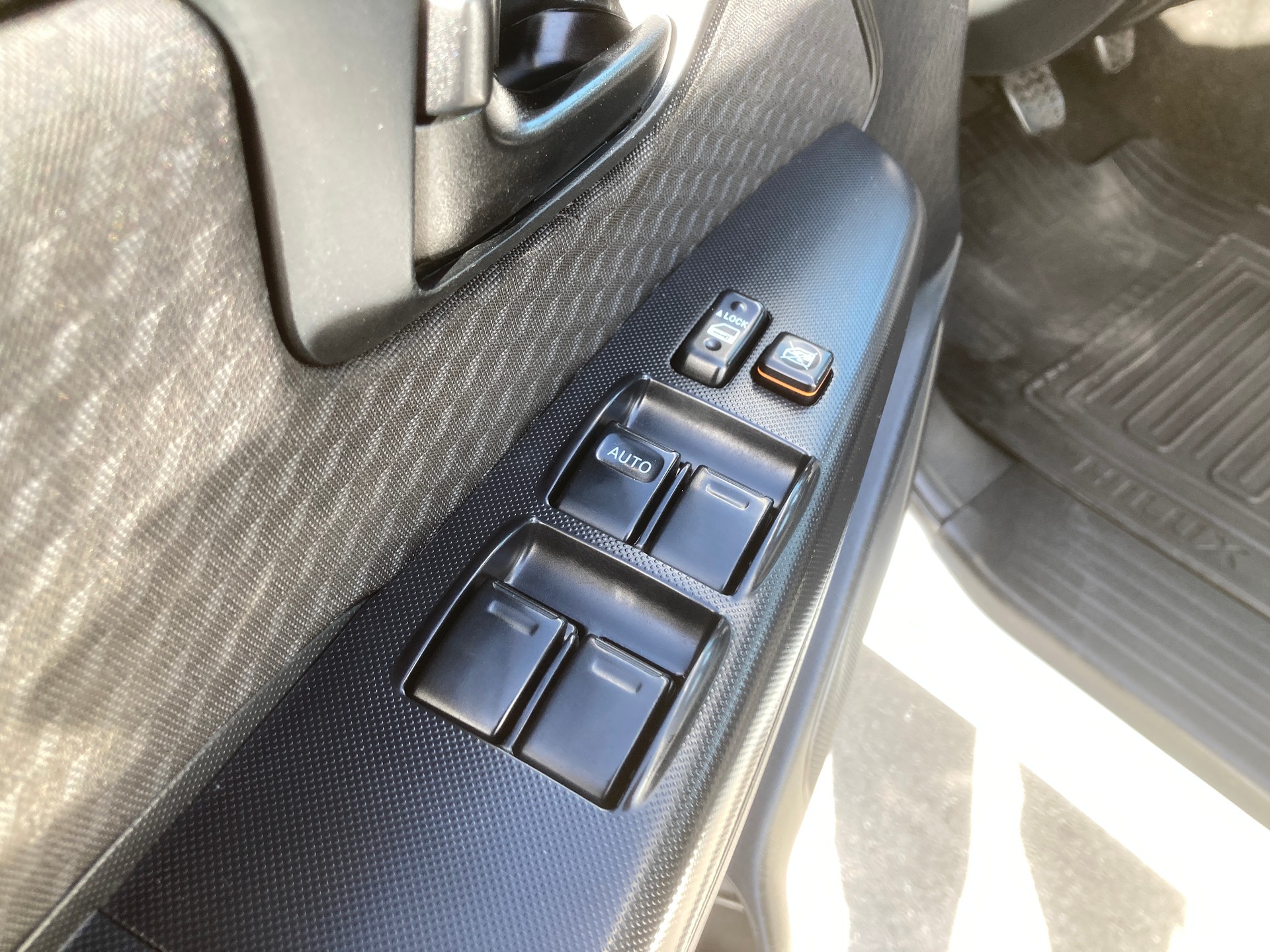 TOYOTA Hilux 2.5D 4WD Double Cab Luna mit Anhängerkupplung und Standheizung-image-10