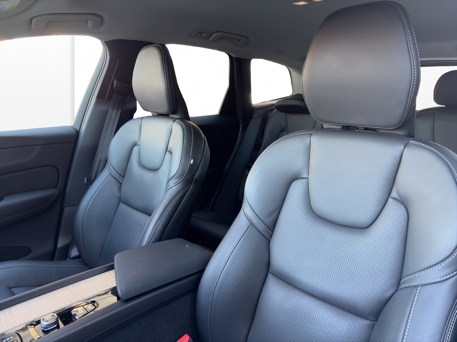 VOLVO XC60 2.0 T6 TE Plus Dark eAWD-image-8