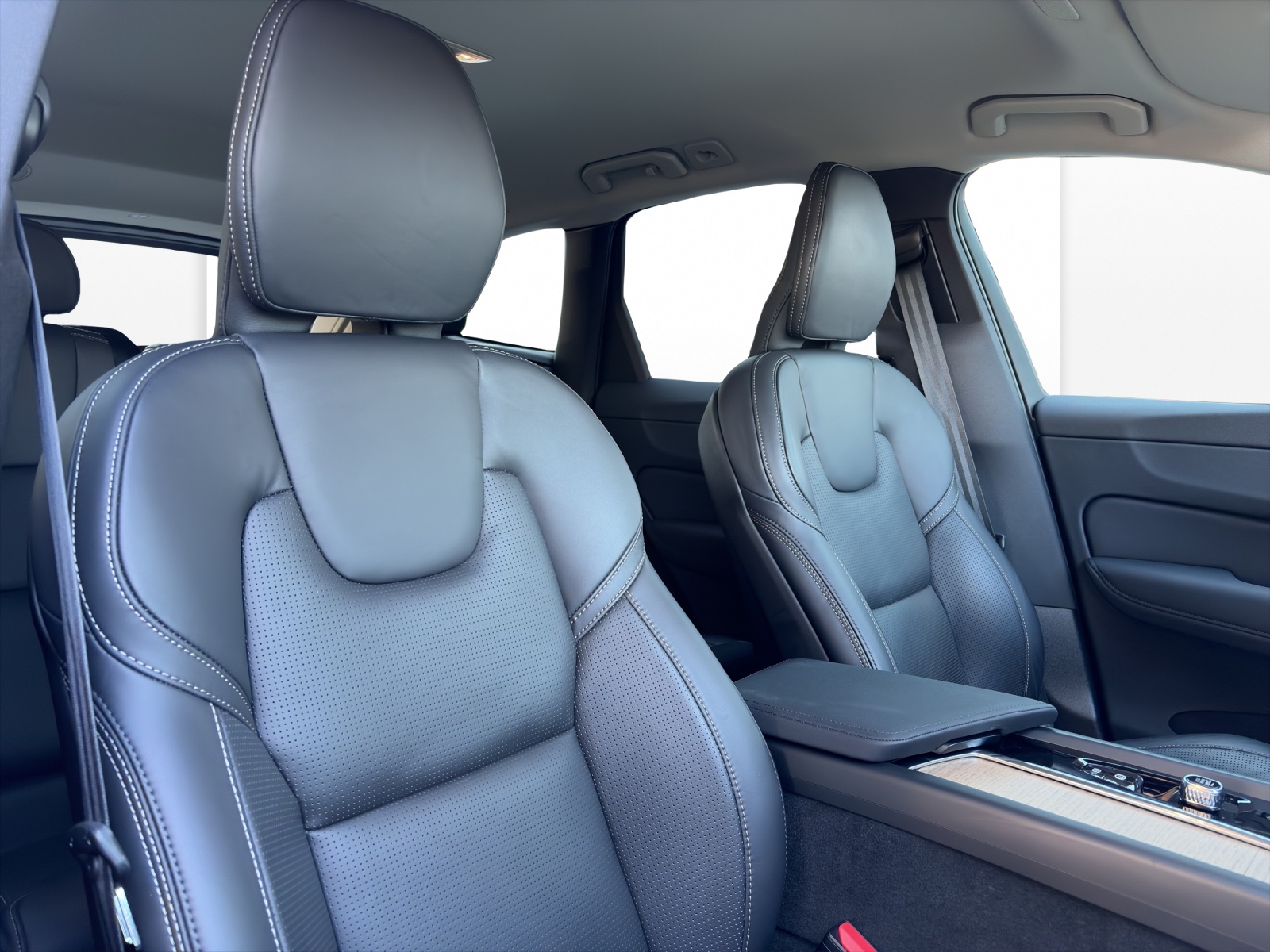 VOLVO XC60 2.0 T6 TE Plus Dark eAWD-image-15