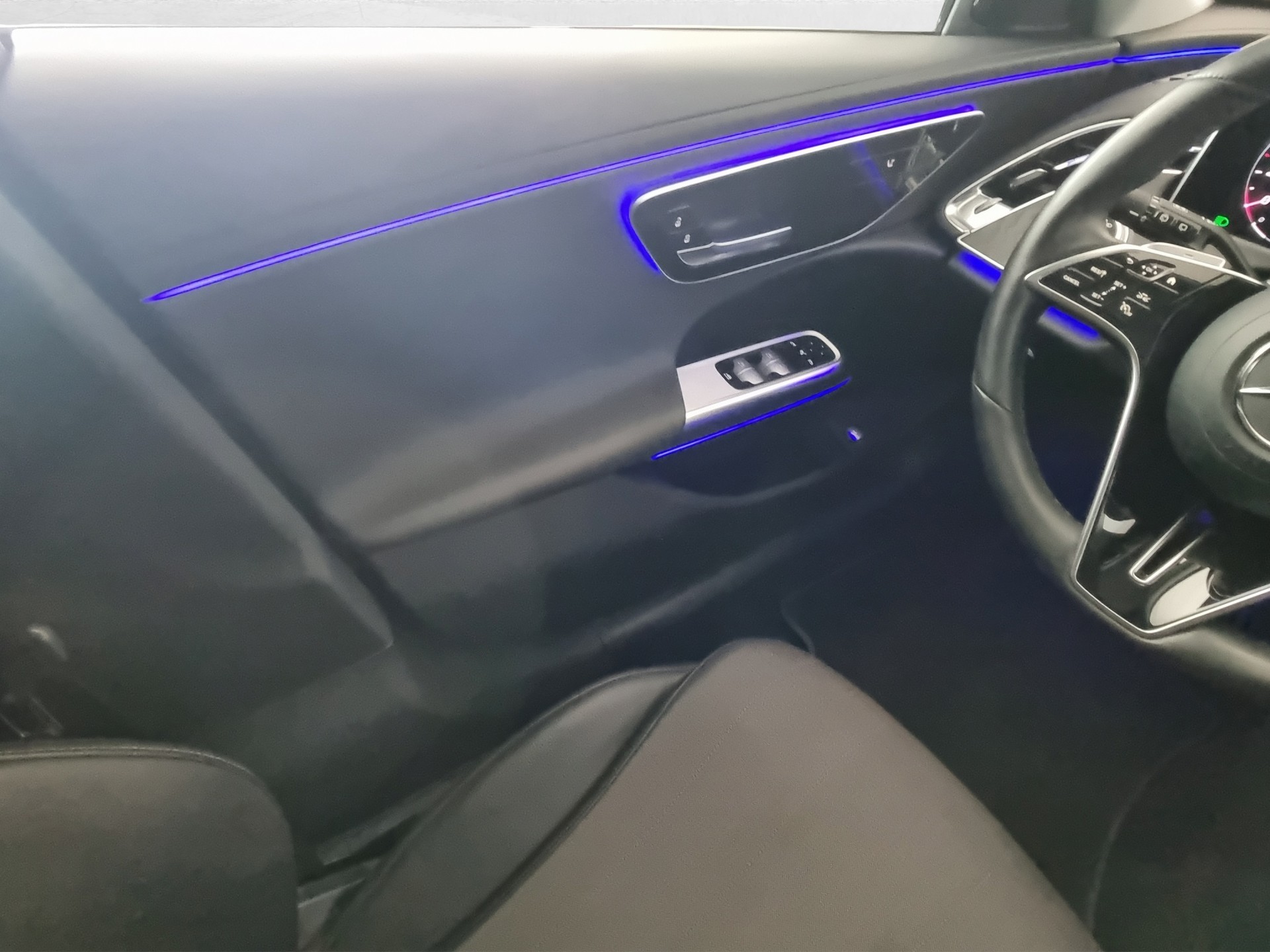 MERCEDES-BENZ E 220d SW Avantgarde Sport getönte Scheiben-image-11