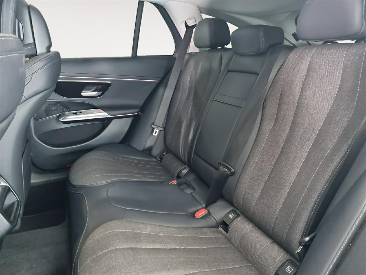 MERCEDES-BENZ E 220d SW Avantgarde Sport getönte Scheiben-image-13