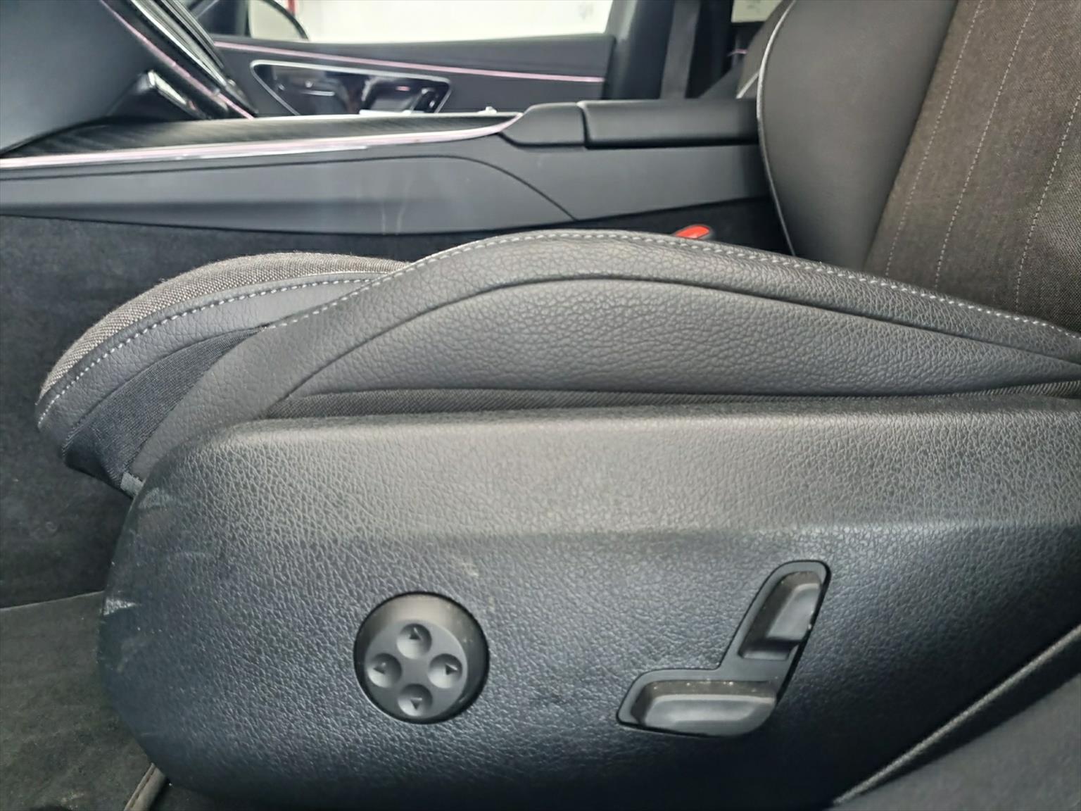 MERCEDES-BENZ E 220d SW Avantgarde Sport getönte Scheiben-image-9