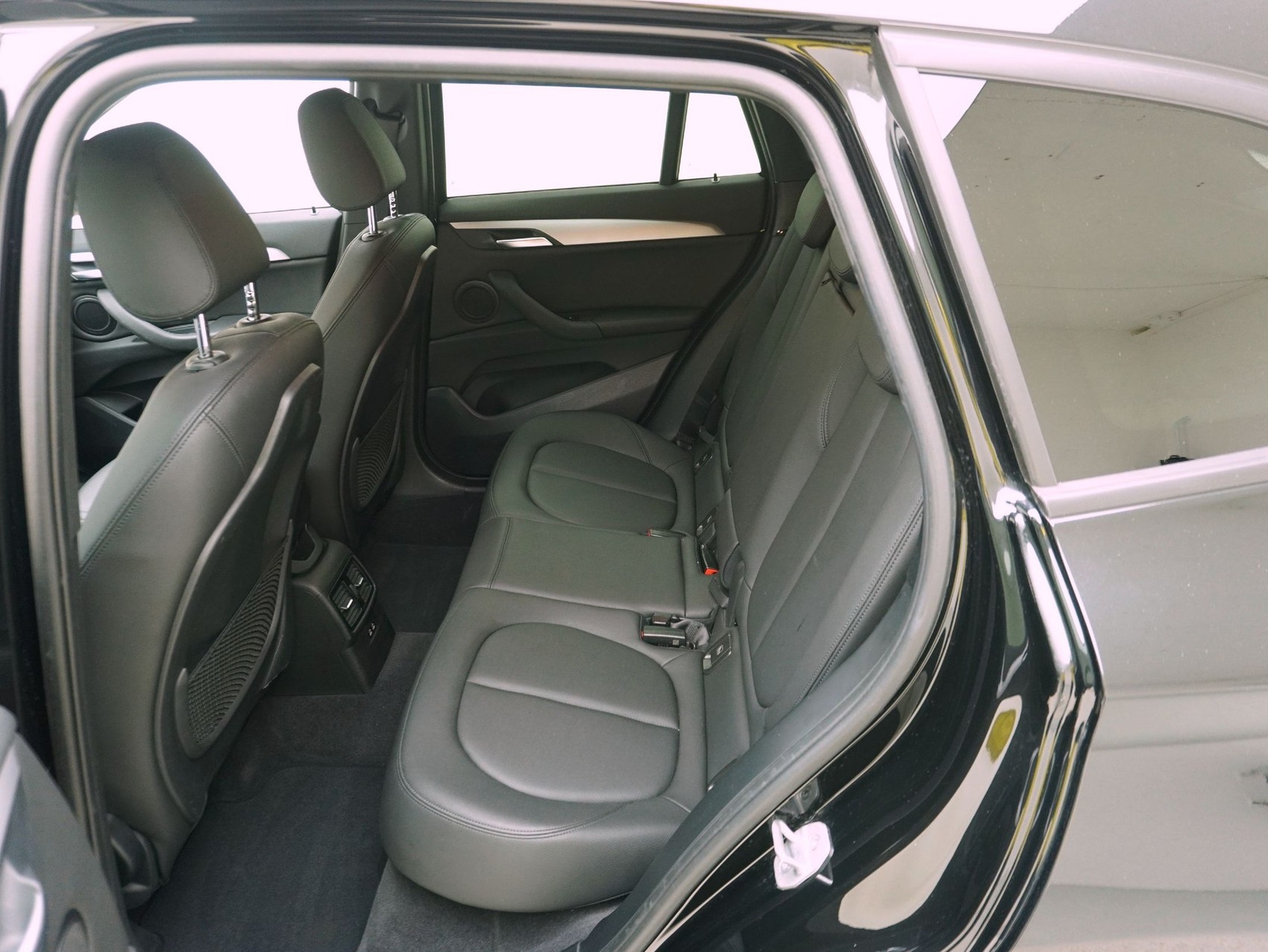 BMW X1 18i sDrive-image-10