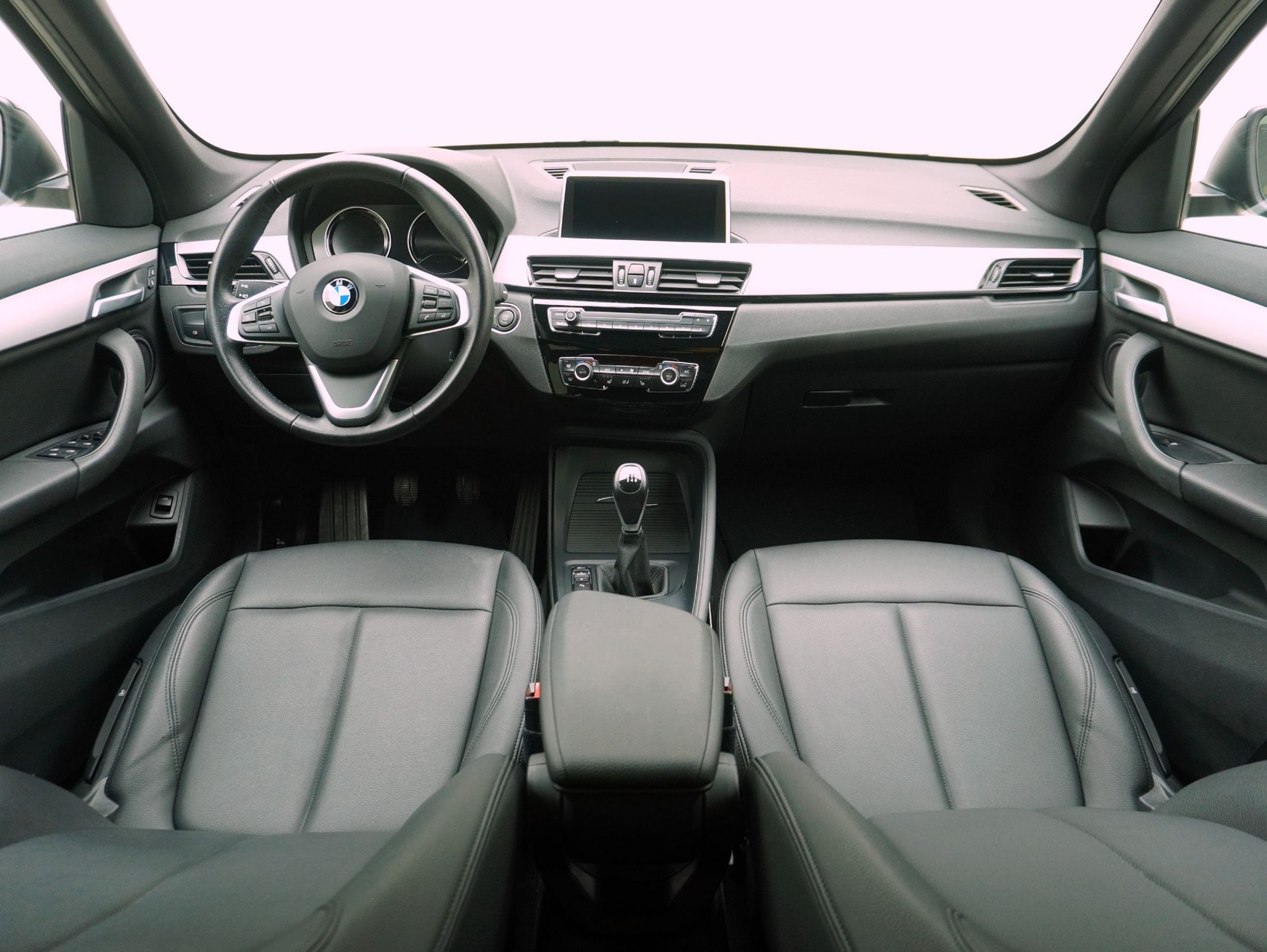 BMW X1 18i sDrive-image-12