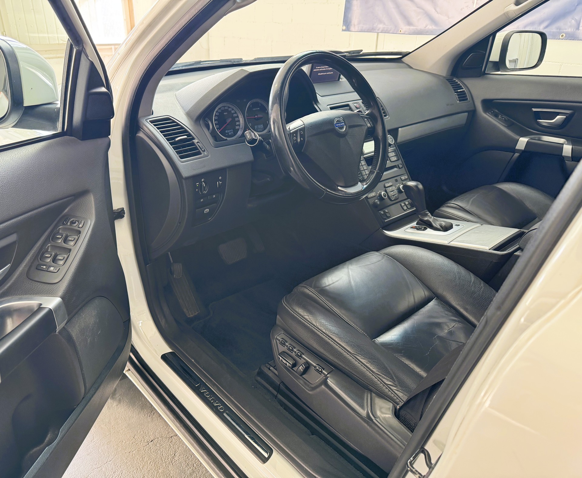 VOLVO XC90 D5 AWD Momentum Geartronic-image-5