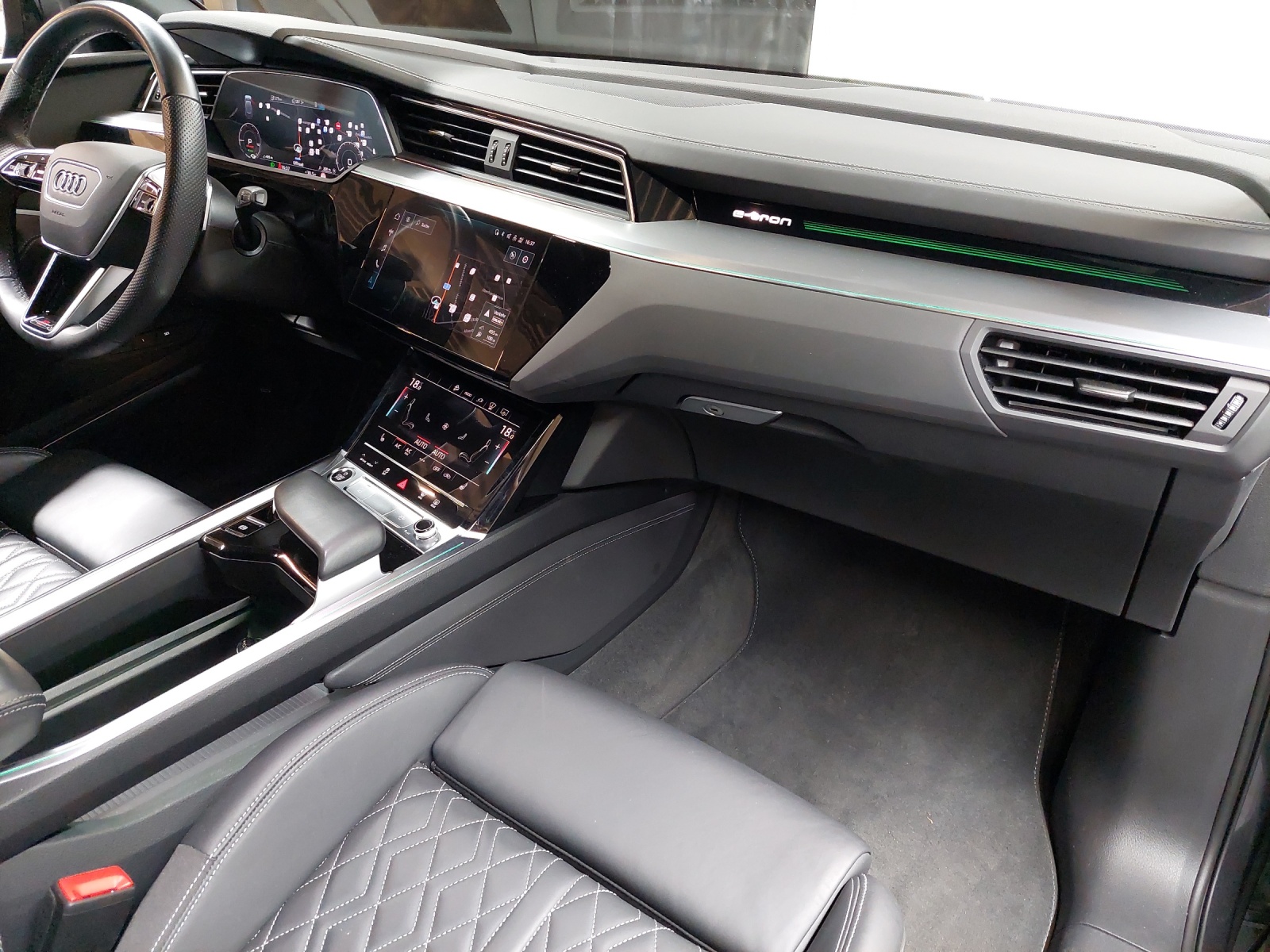 AUDI e-tron 55 S Line Black Edition quattro-image-9