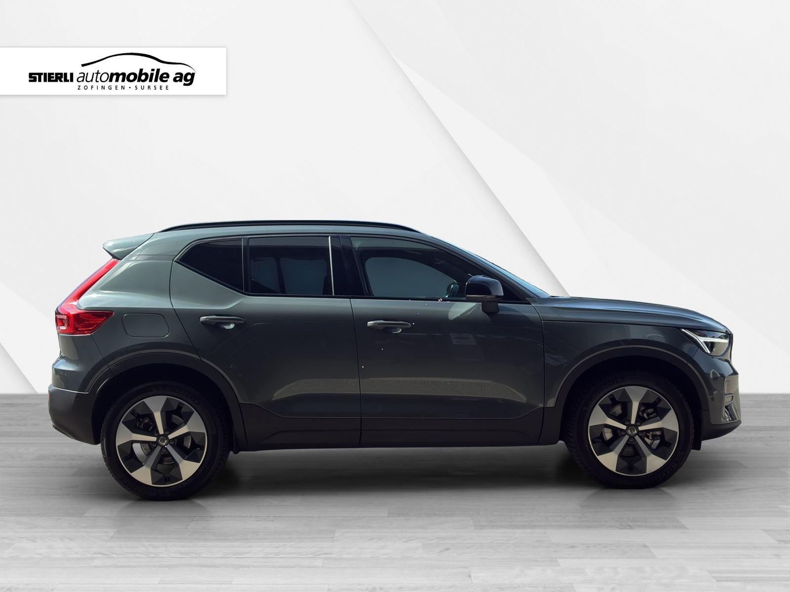 VOLVO XC40 2.0 B3 MH Plus Dark-image-3