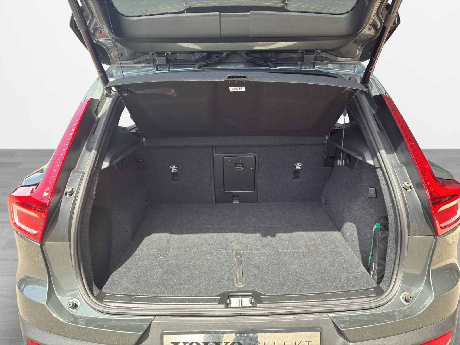 VOLVO XC40 2.0 B3 MH Plus Dark-image-13