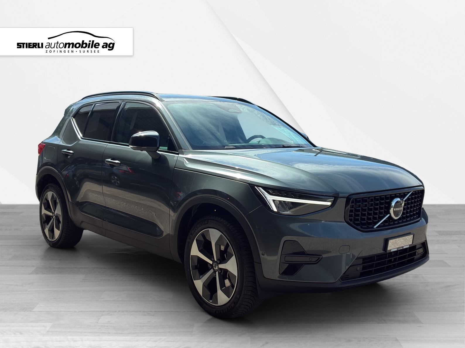 VOLVO XC40 2.0 B3 MH Plus Dark-image-2