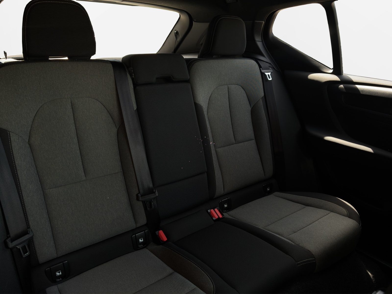 VOLVO XC40 2.0 B3 MH Plus Dark-image-18