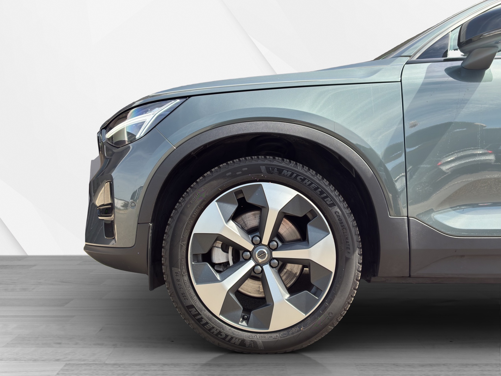 VOLVO XC40 2.0 B3 MH Plus Dark-image-8