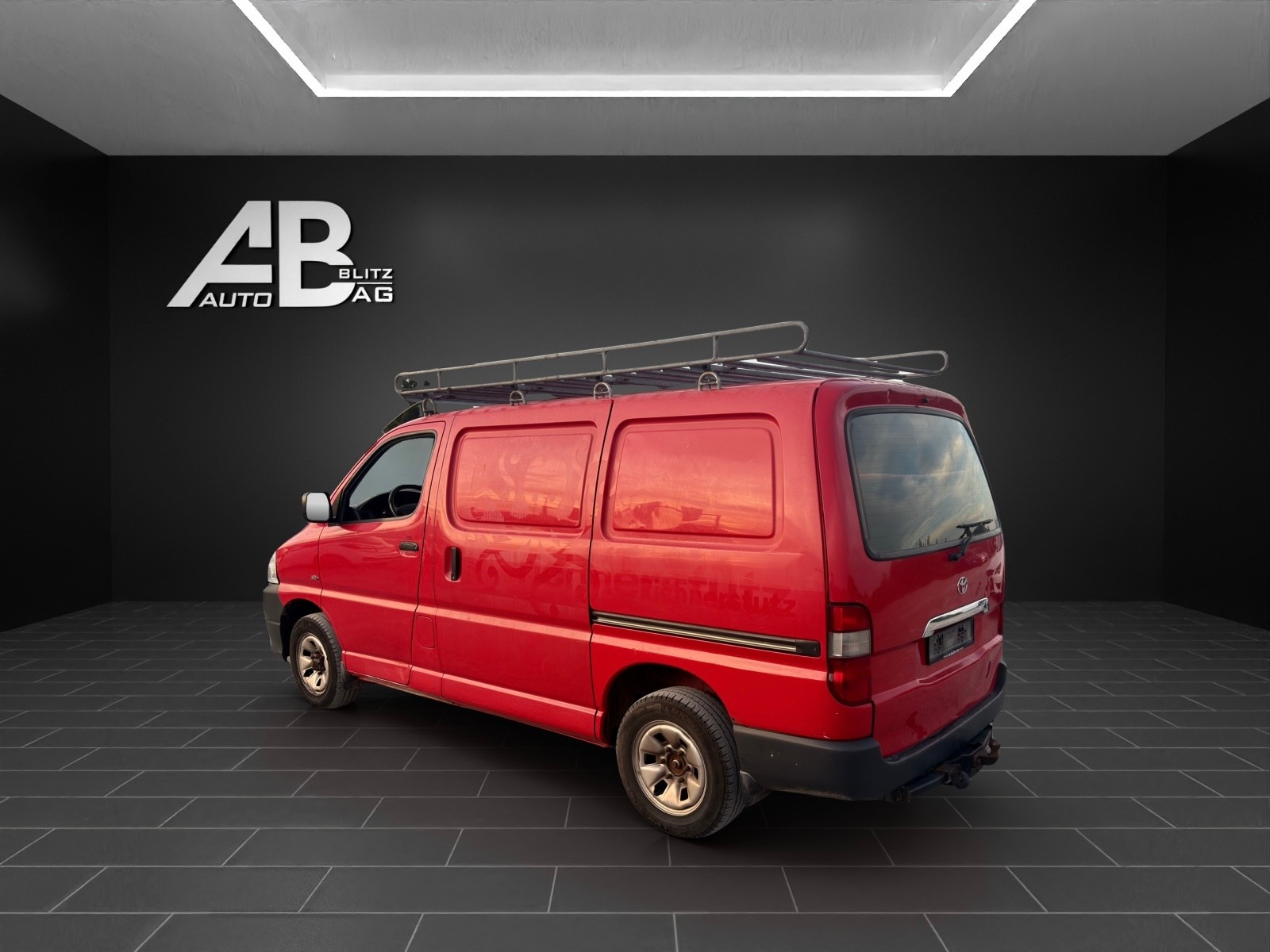 TOYOTA Hiace D-4D Van 4WD SWB-image-2