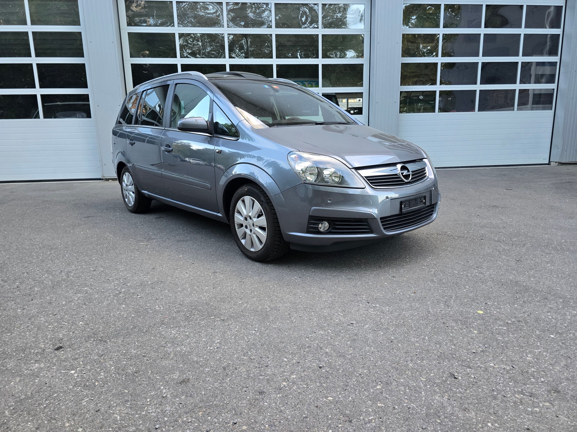 OPEL Zafira 2.2i 16V Cosmo-image-3