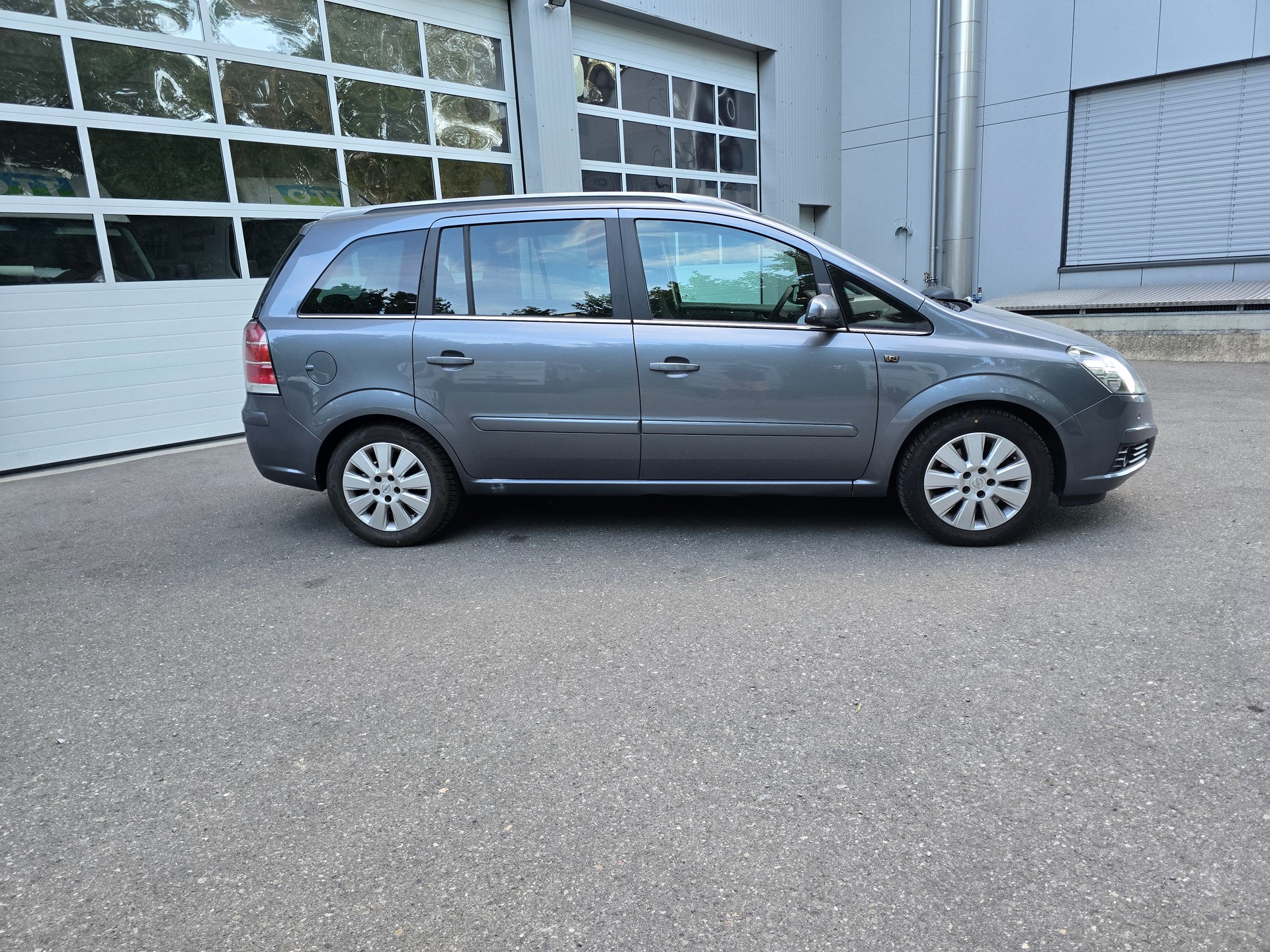 OPEL Zafira 2.2i 16V Cosmo-image-4