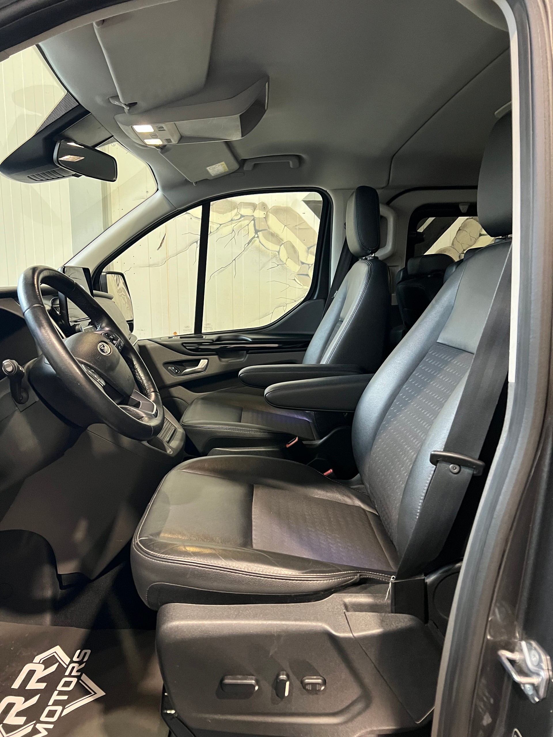 FORD Tourneo Custom 320 L1H1 Sport A-image-12