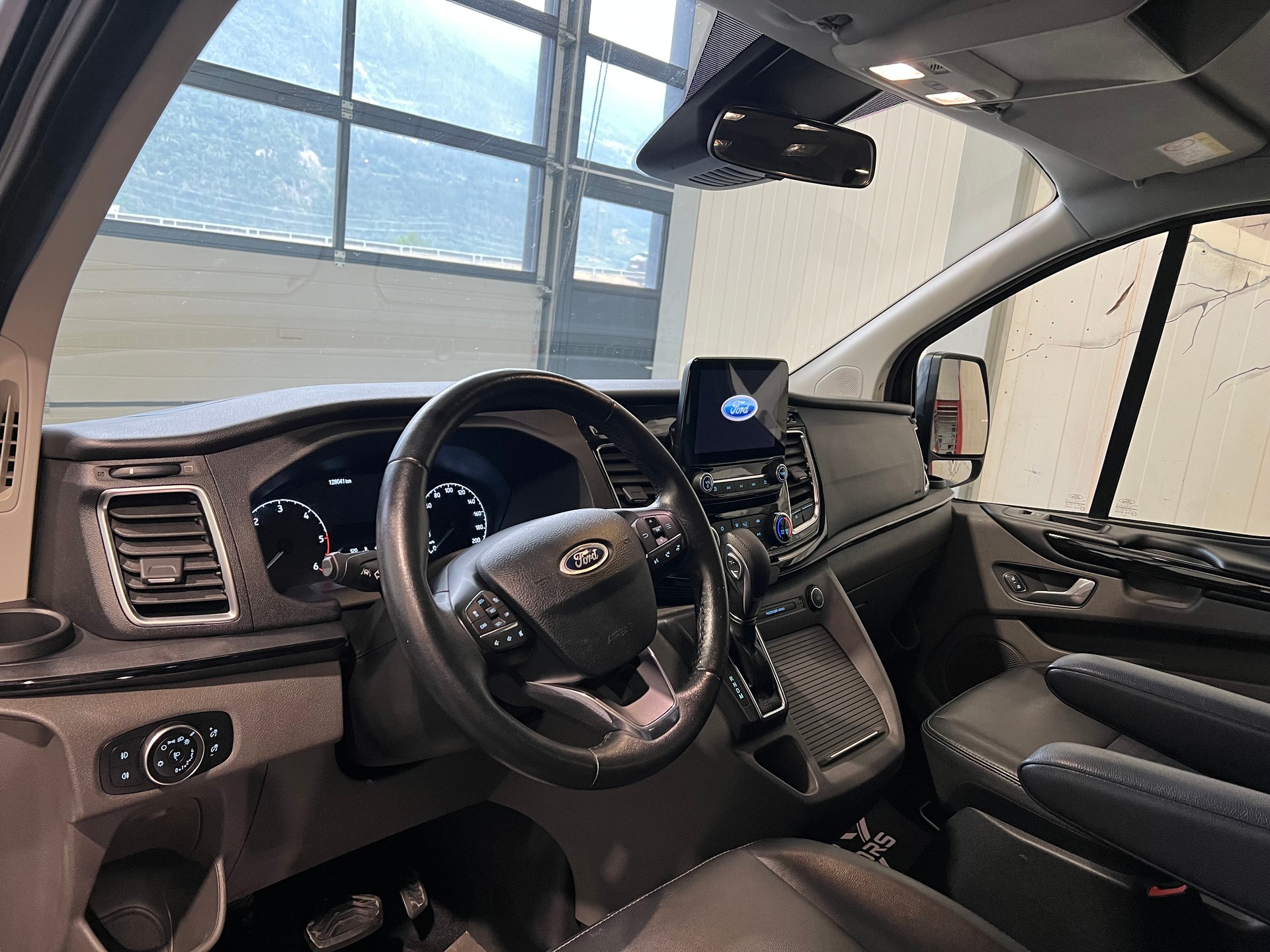 FORD Tourneo Custom 320 L1H1 Sport A-image-11