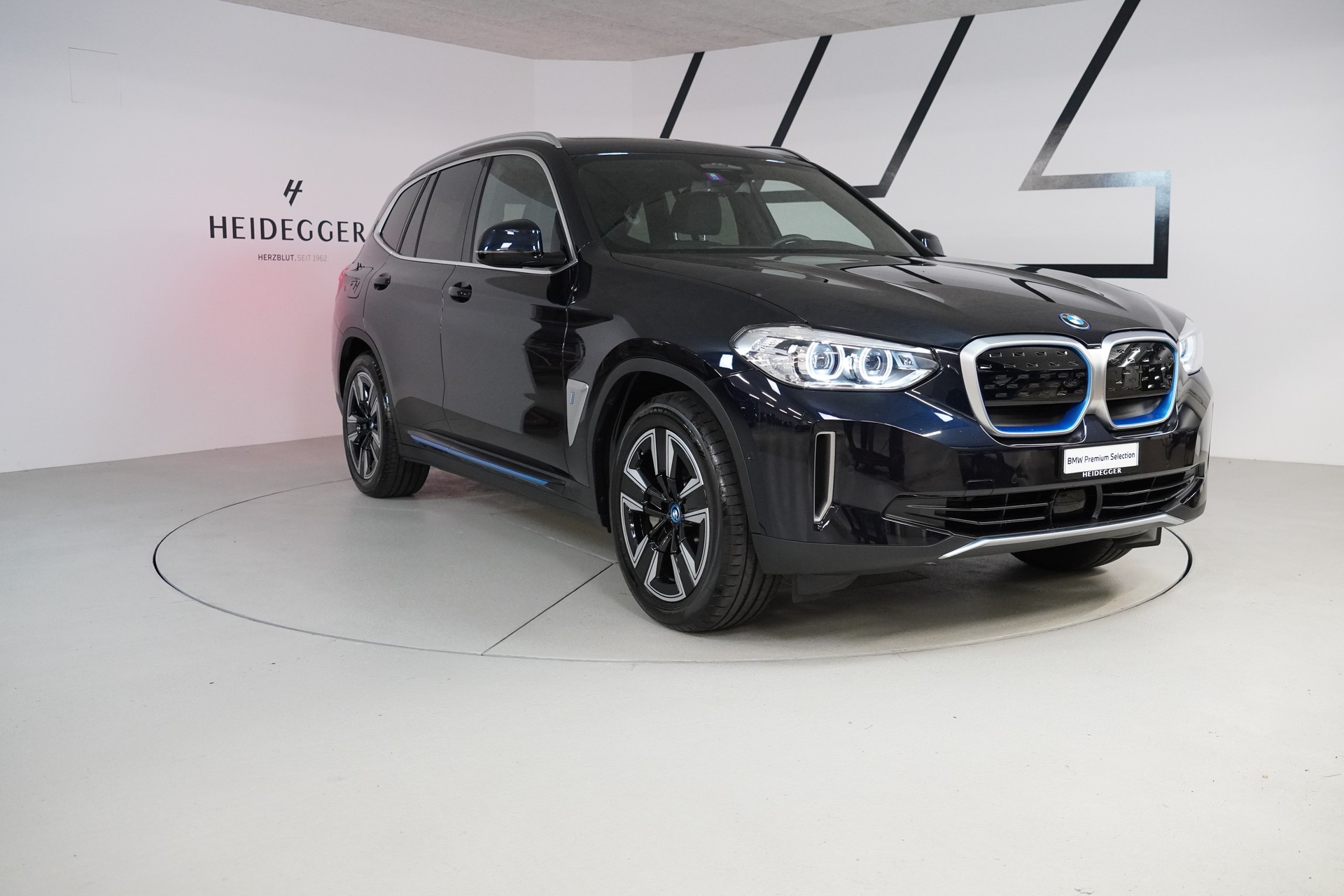 BMW iX3-showroom-element-3