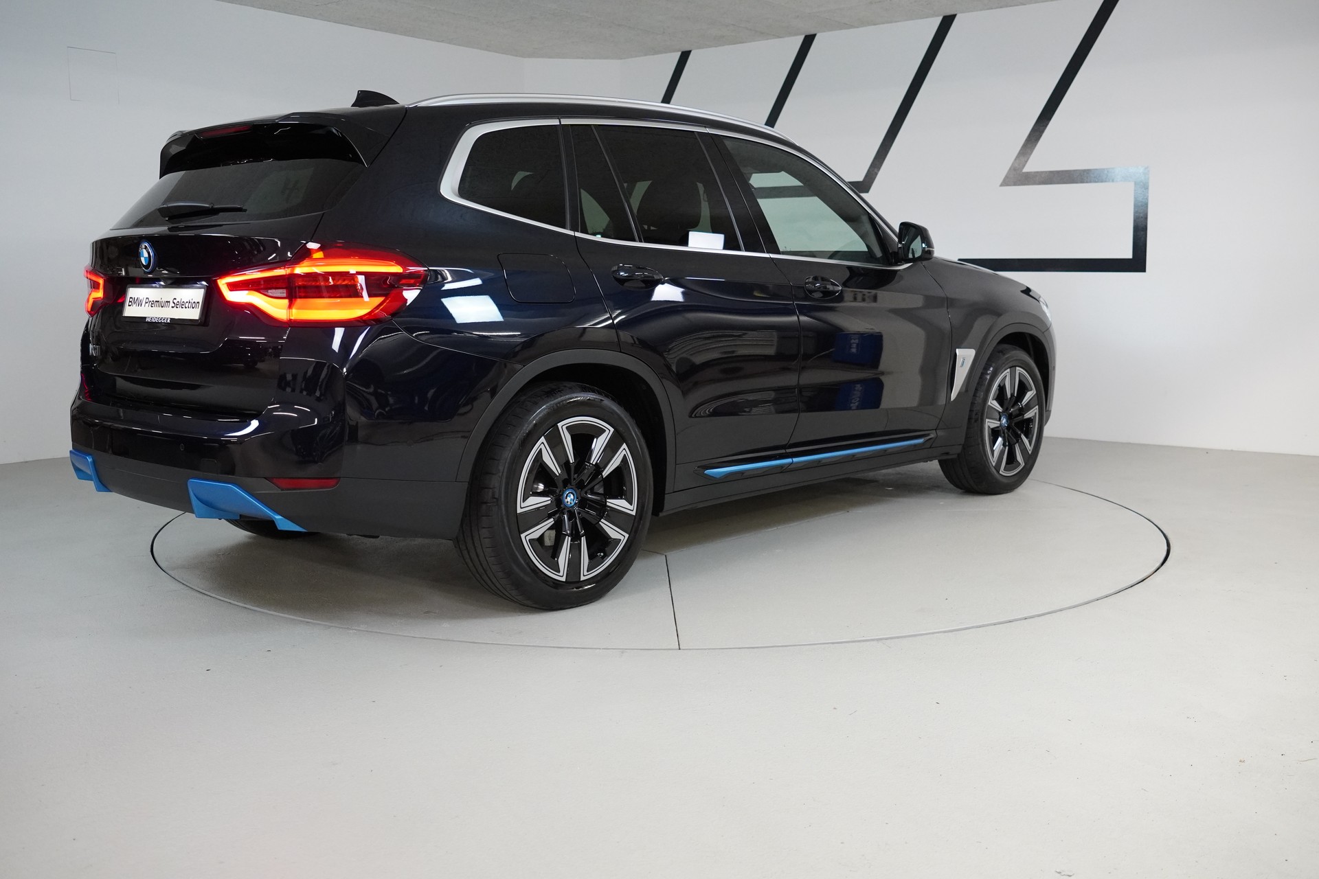BMW iX3-image-7