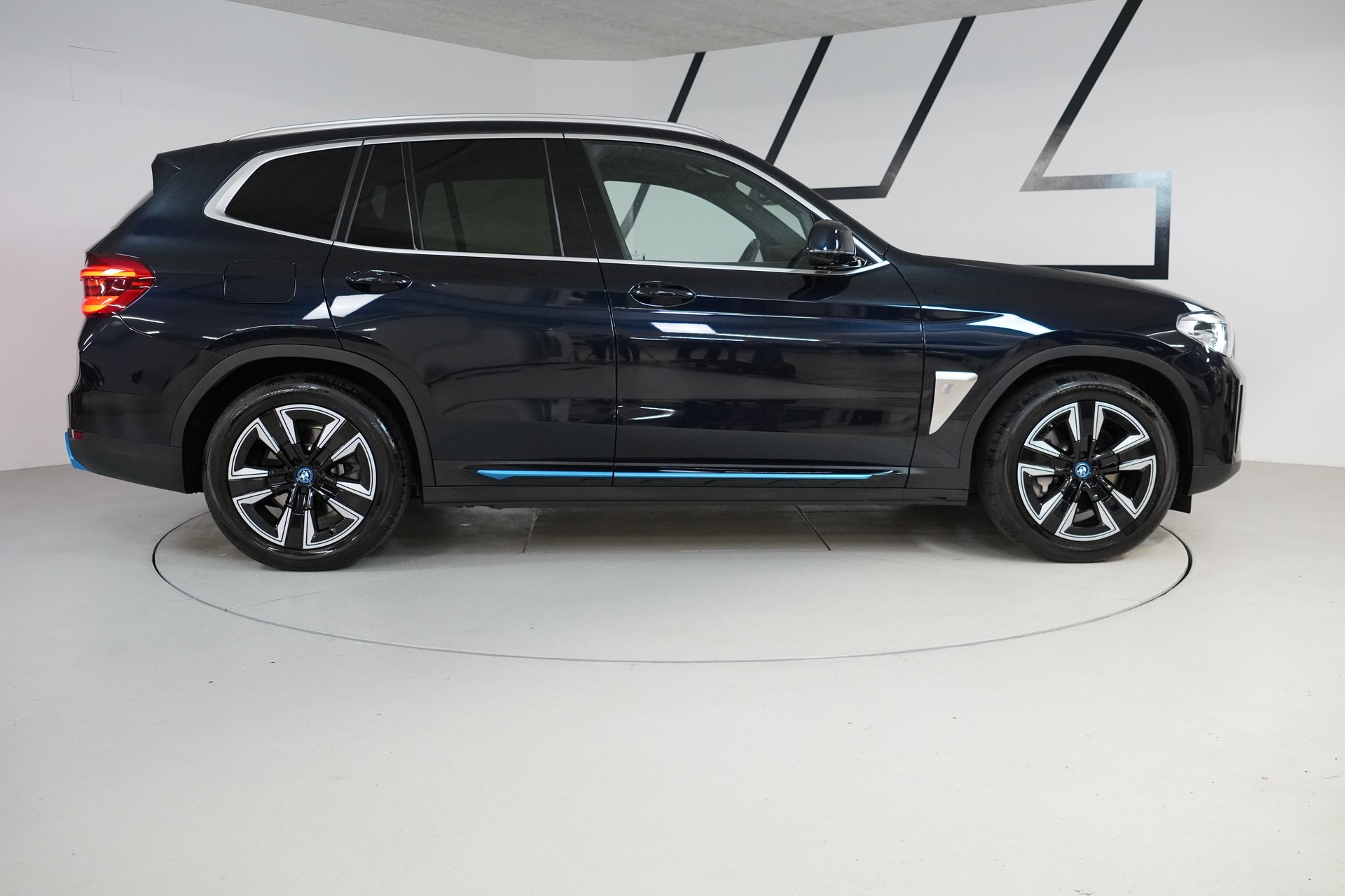 BMW iX3-image-8
