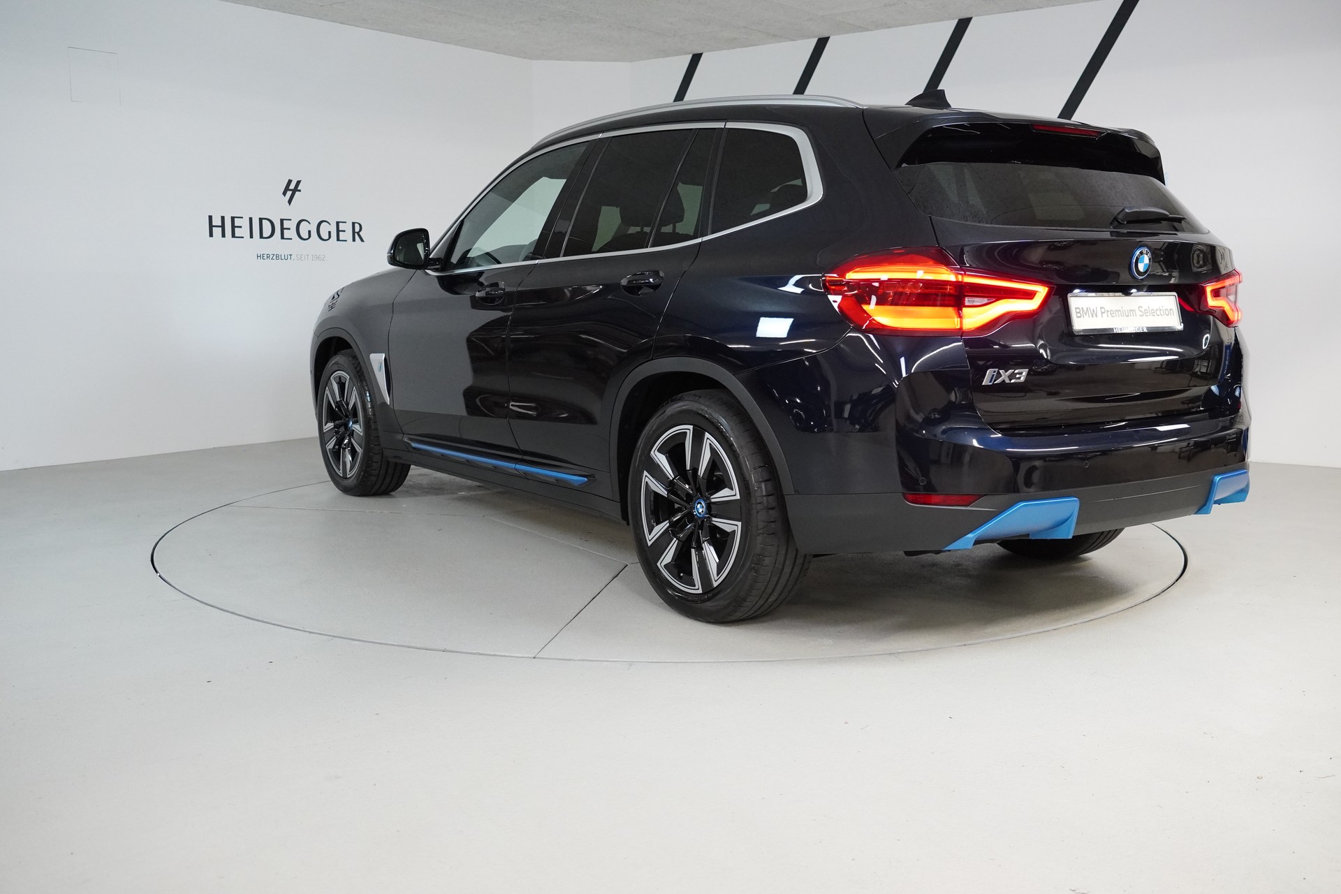 BMW iX3-image-5