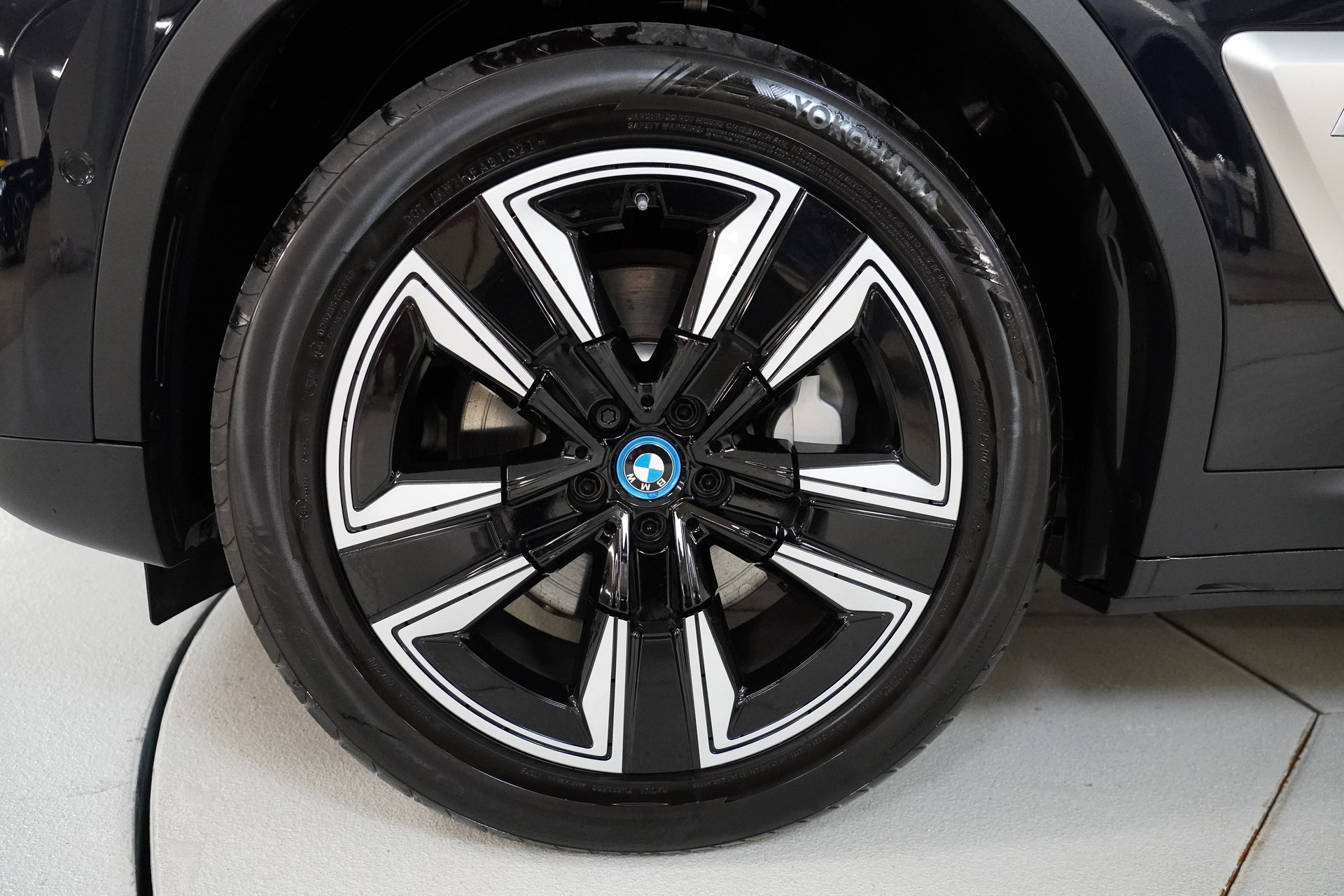 BMW iX3-image-10
