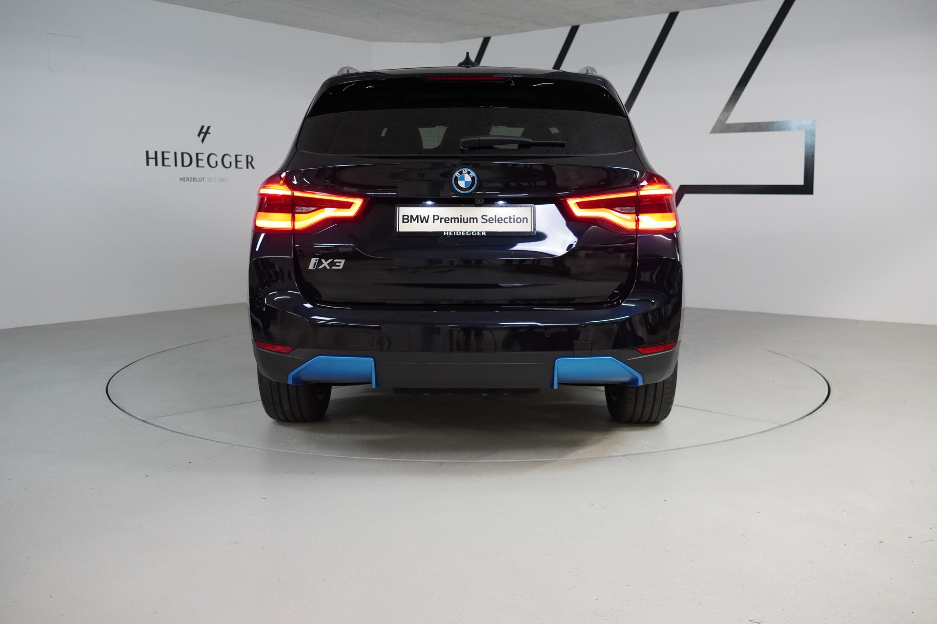 BMW iX3-image-6