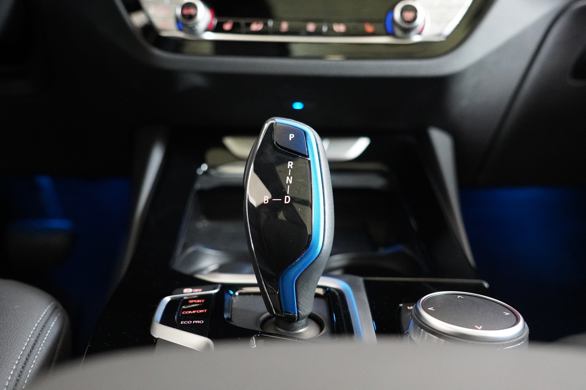 BMW iX3-image-18